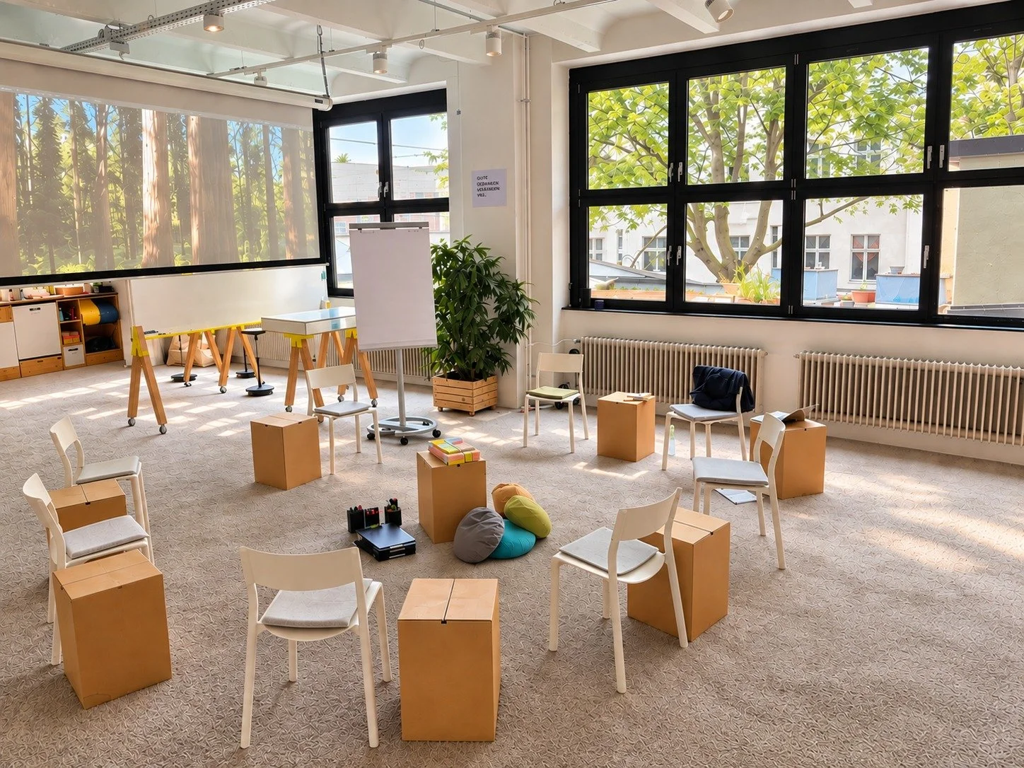 Vorbereiteter Stuhlkreis für eine Supervision in Berlin, heller Raum mit Blick ins Grüne