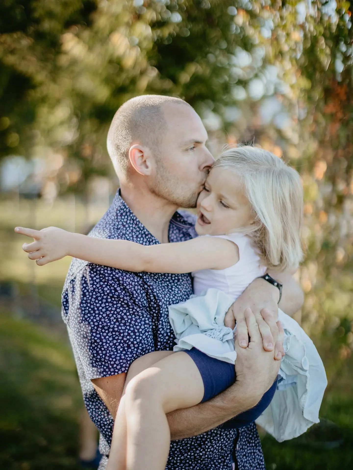 It's the more candid moments that have the most story behind them.

Thanks to @christiansonsnursery for having such a beautiful place.

#familyportraits #familyportraitphotography #minisession