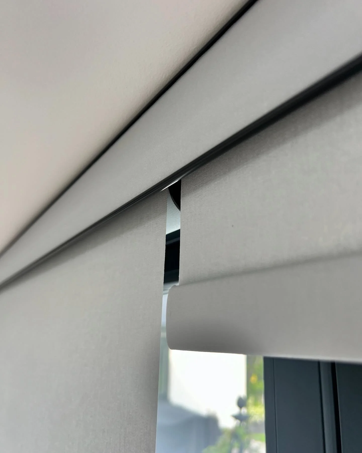 Let&rsquo;s talk ✨Fascia&rsquo;s✨

Both our standard and motorised roller blinds can come in a 70mm cassette that can be colour matched to your windows or doors. We can also add a matching fabric insert to complement your blind, providing a sleek, se