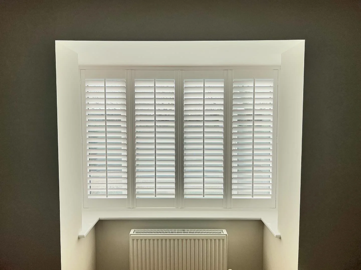 A square bay window installed with our 76mm hardwood shutters with centre tilt rod, giving a classic, timeless look👌 

#shutters #bespokeshutters #hardwoodshutters #cardiffshutters #bristolshutters #newportshutters #swanseashutters