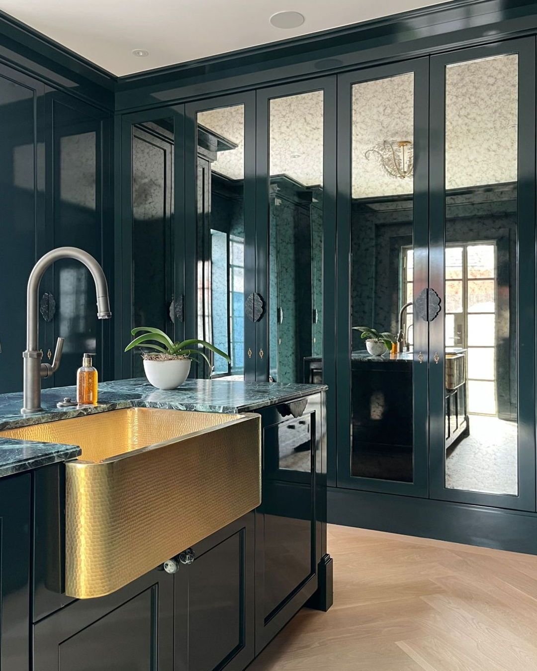 tucked away yet unforgettable - a scullery dressed in salamander green and verde alpi becomes more than utilitarian

project : grande dame | coming soon