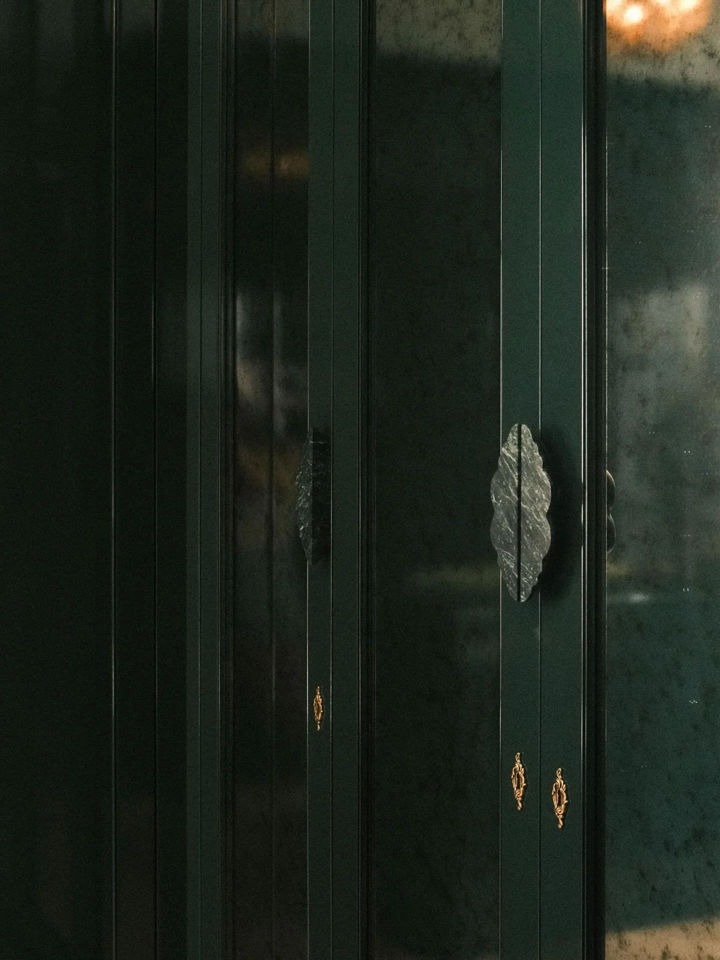 a favorite color of the studio&rsquo;s but make it high gloss, please.

once a secondary den, this scullery came with its share of constraints - most notably a corner fireplace built into the structure of the home and impossible to move.

now reimagi