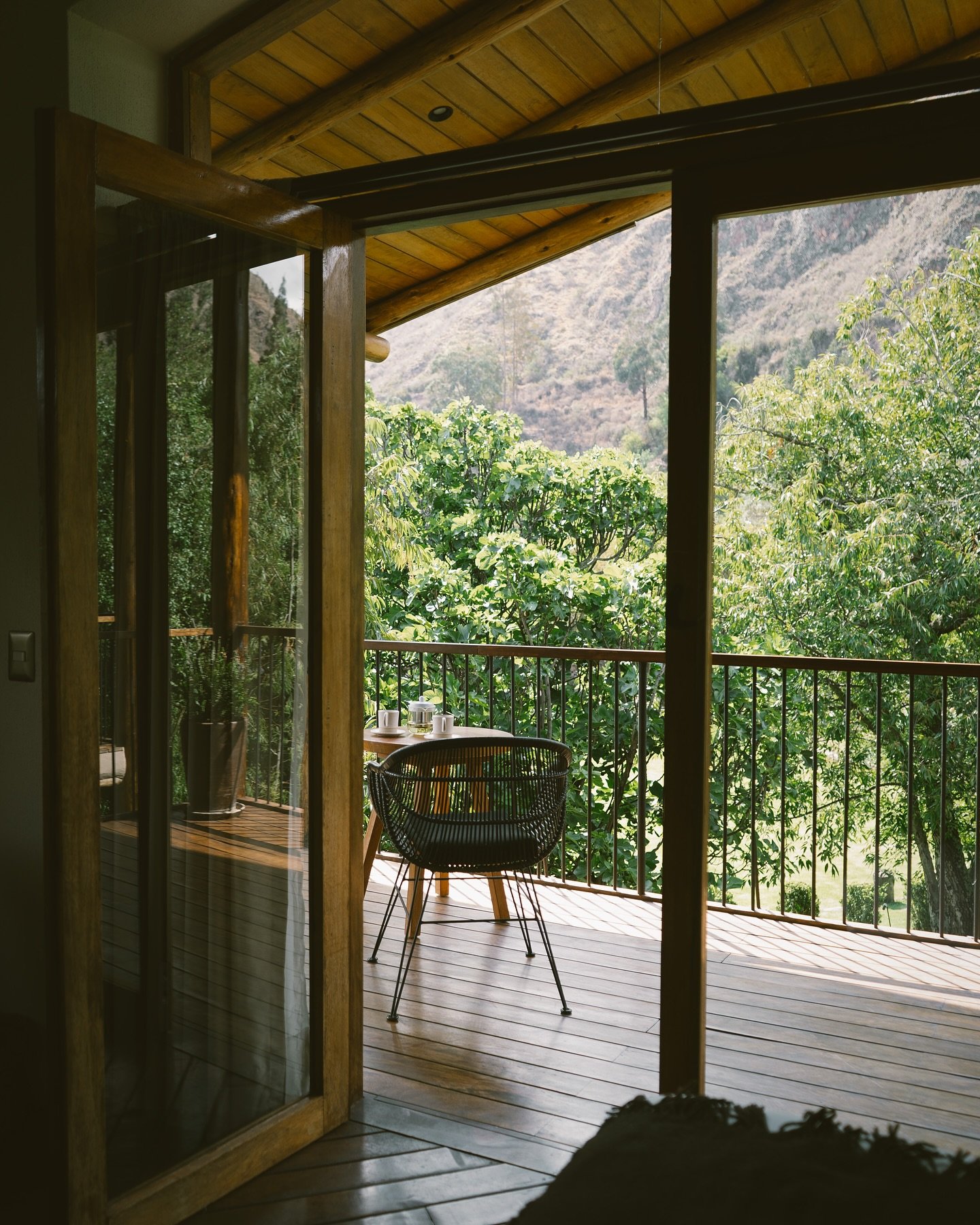 🌿✨ Every detail in our rooms is designed to create unforgettable moments. Wake up to breathtaking views of lush gardens and majestic mountains from your private balcony. A perfect haven for couples seeking peace, connection, and a touch of romance. 