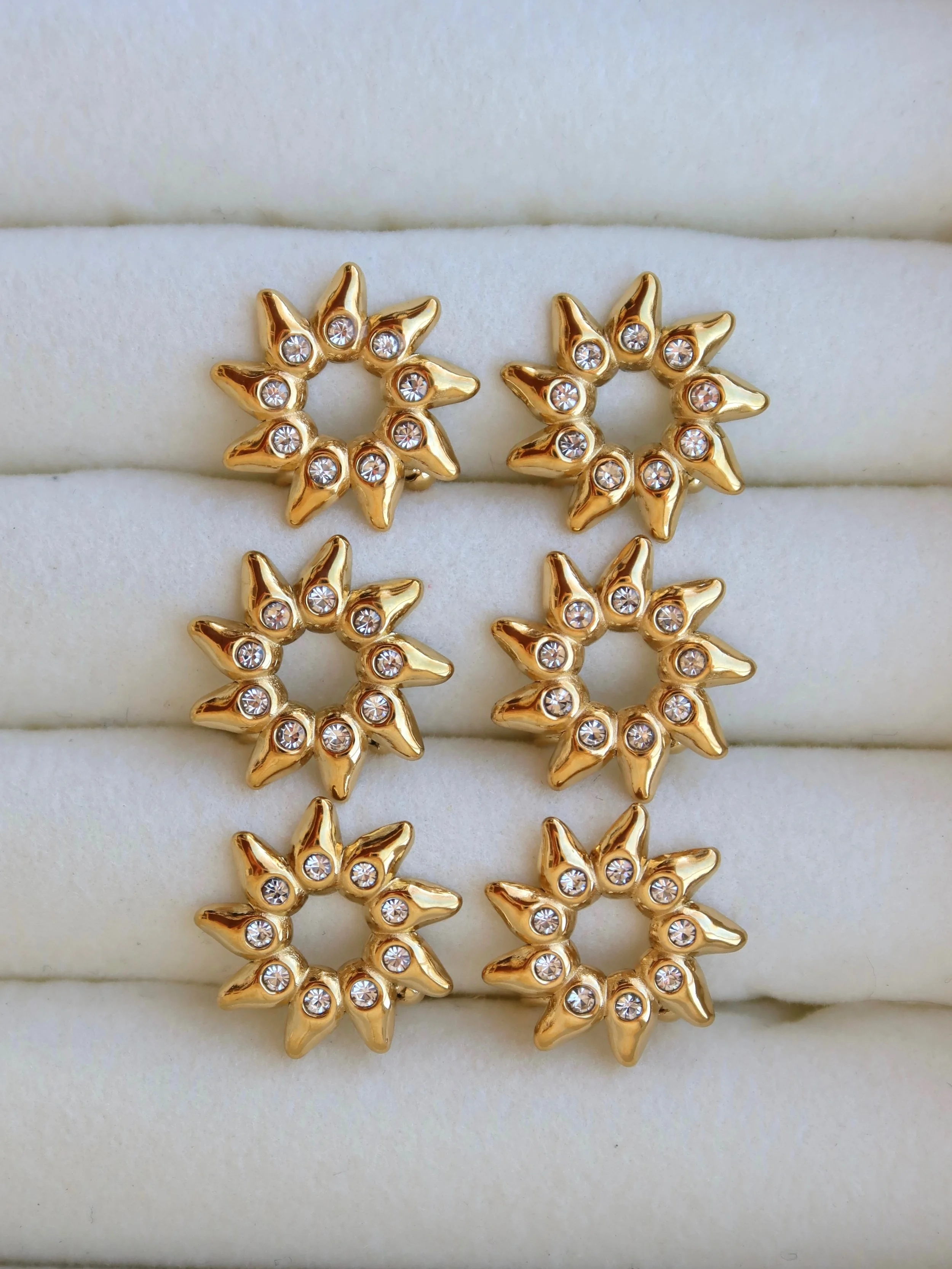 Wearable sunshine 🌞 Made for sun-soaked days and salty hair, our Soleil Ear Cuff belongs in every summer stack.