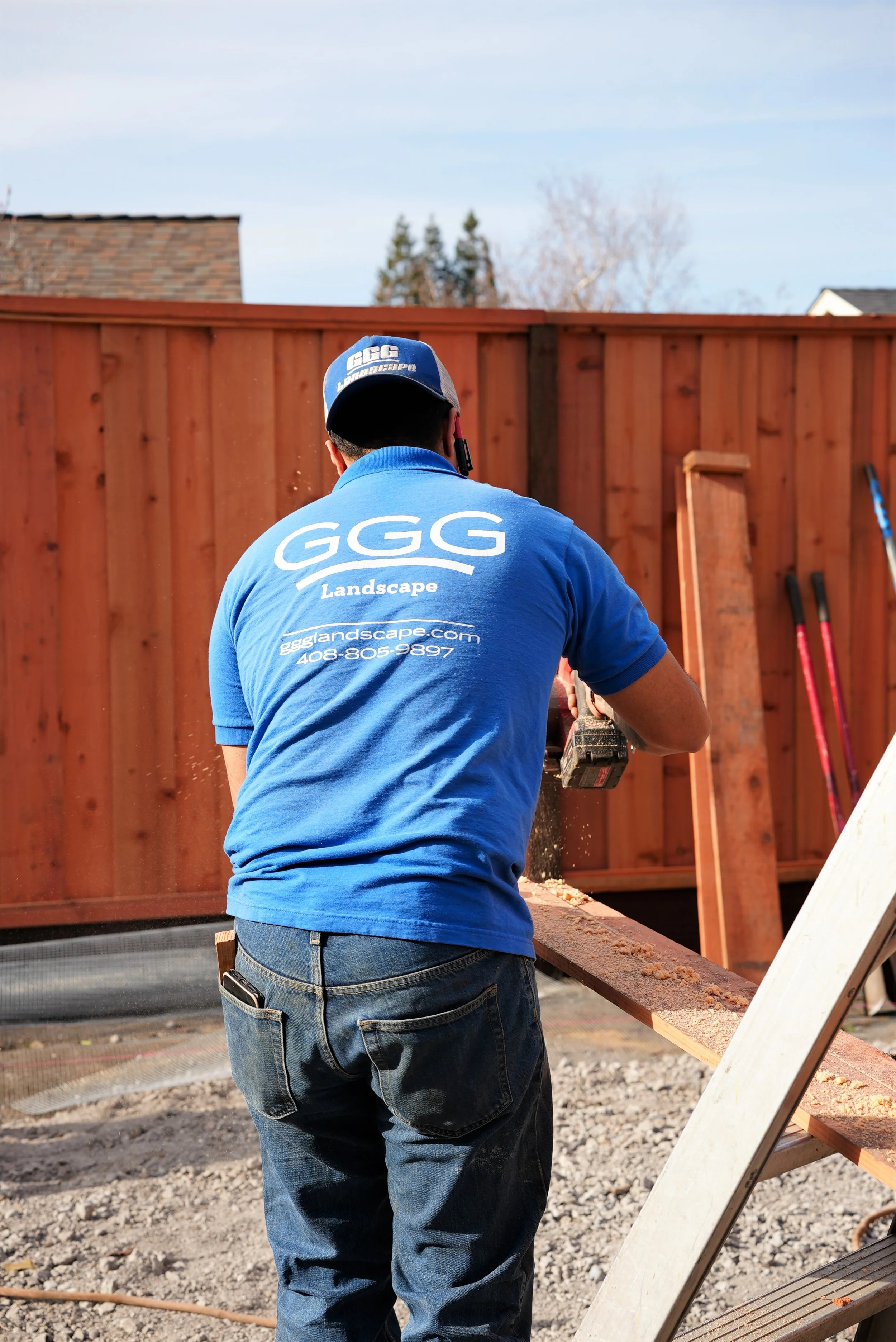  carpenter using skill saw