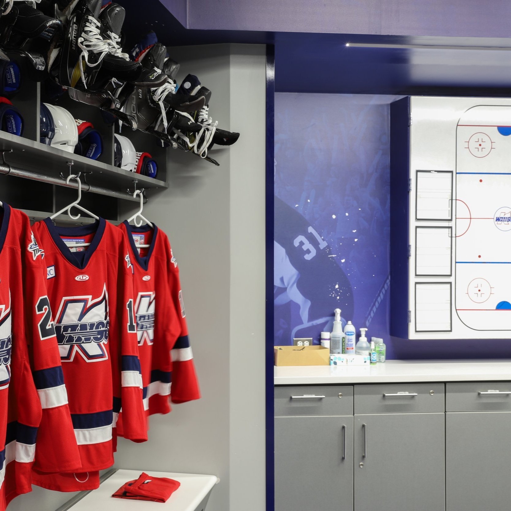 KWINGS_LockerRoom_03.jpg