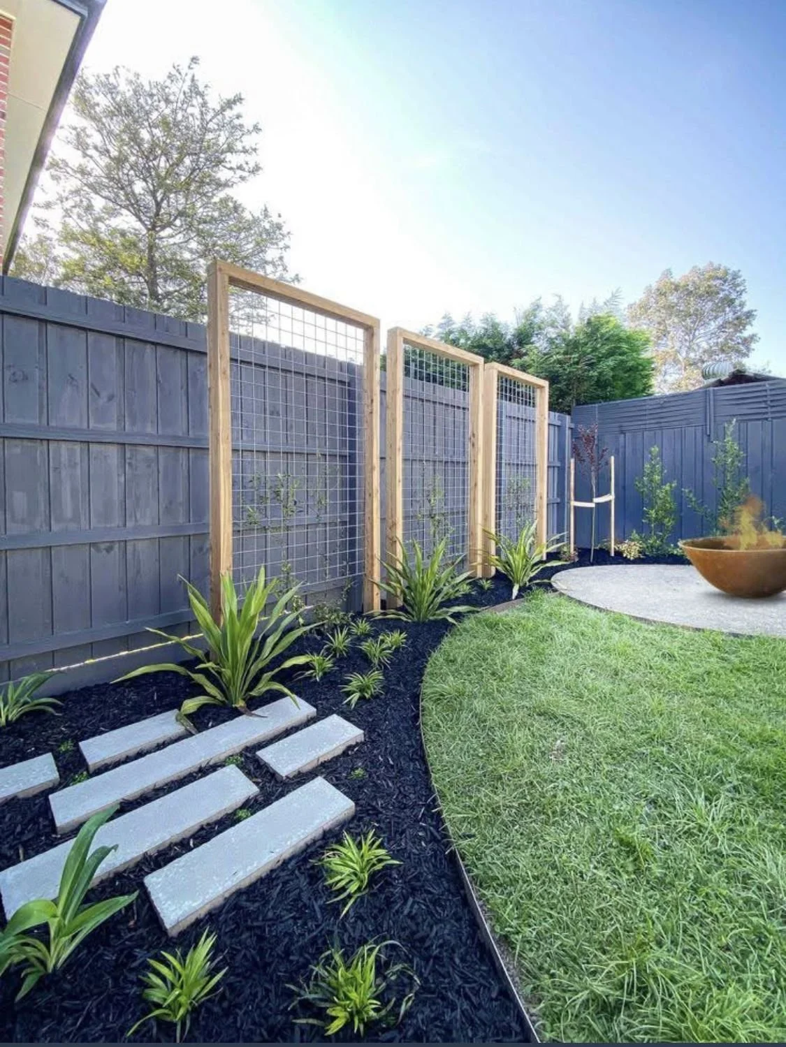 KENDRIX90 -  Standing 3 sided Redgum Trellis - 2200 H x 2600 W / 90