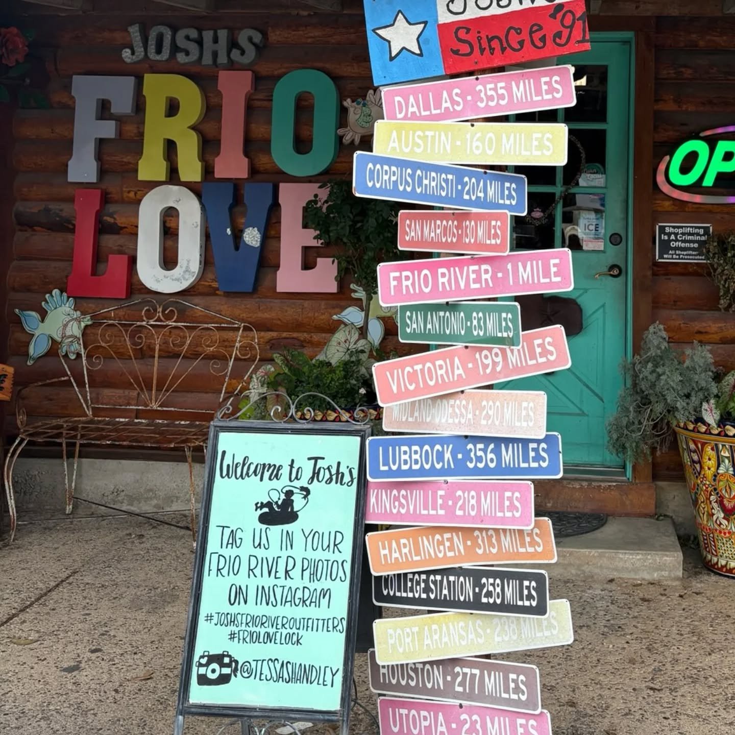Here's tagging you @tessashandley and #friolovelock + #joshsfrioriveroutfitters - greetings from @gandycharlie + the xTx!

#texastravel #hillcountry #txtrail #xtexastrailproject #charliegandy #vanlife #hikinglife #groundproofing #hiddentexas #hikingt