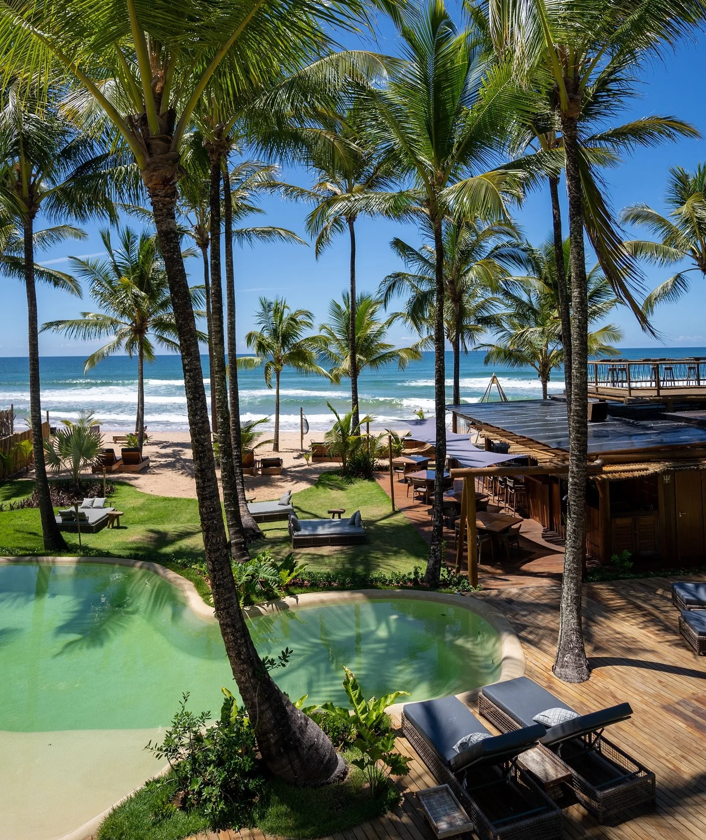 Sustentabilidade com sofistica&ccedil;&atilde;o. No Villa Kandui, conforto e consci&ecirc;ncia ambiental caminham lado a lado em um cen&aacute;rio paradis&iacute;aco de frente para o mar.🍃

Sustainability with sophistication. At Villa Kandui, comfor
