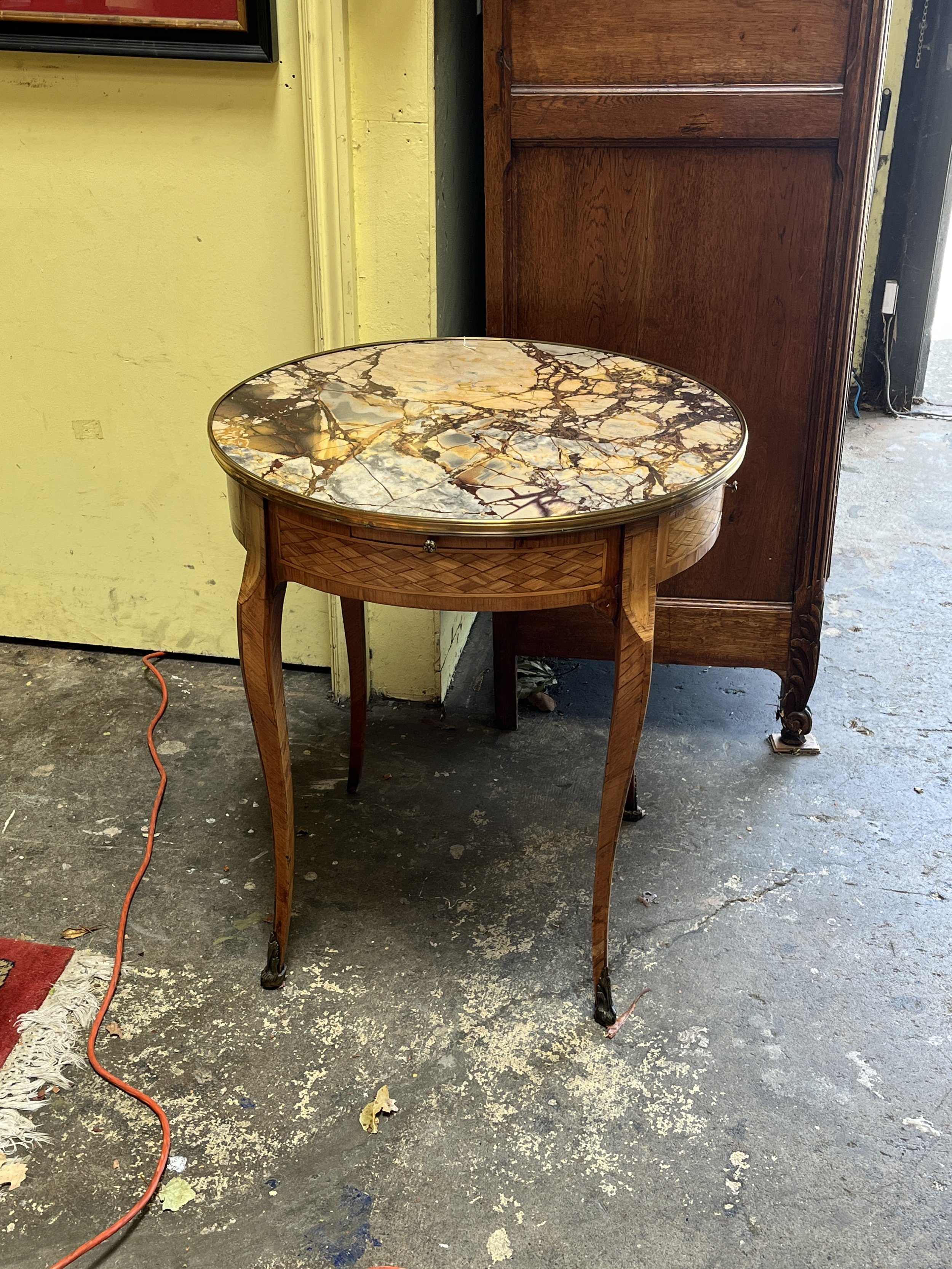 6JG11 - Round Lamp Table