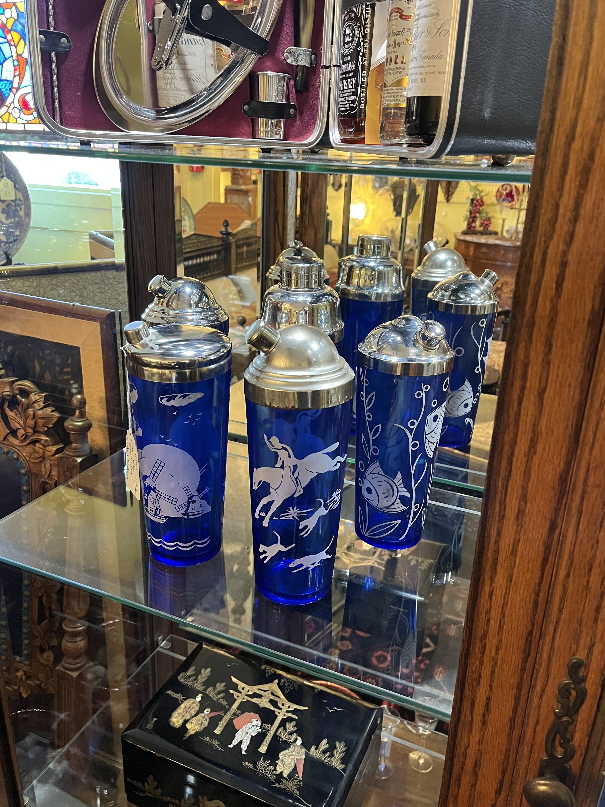 5KB12 - Vintage Cocktail Shakers