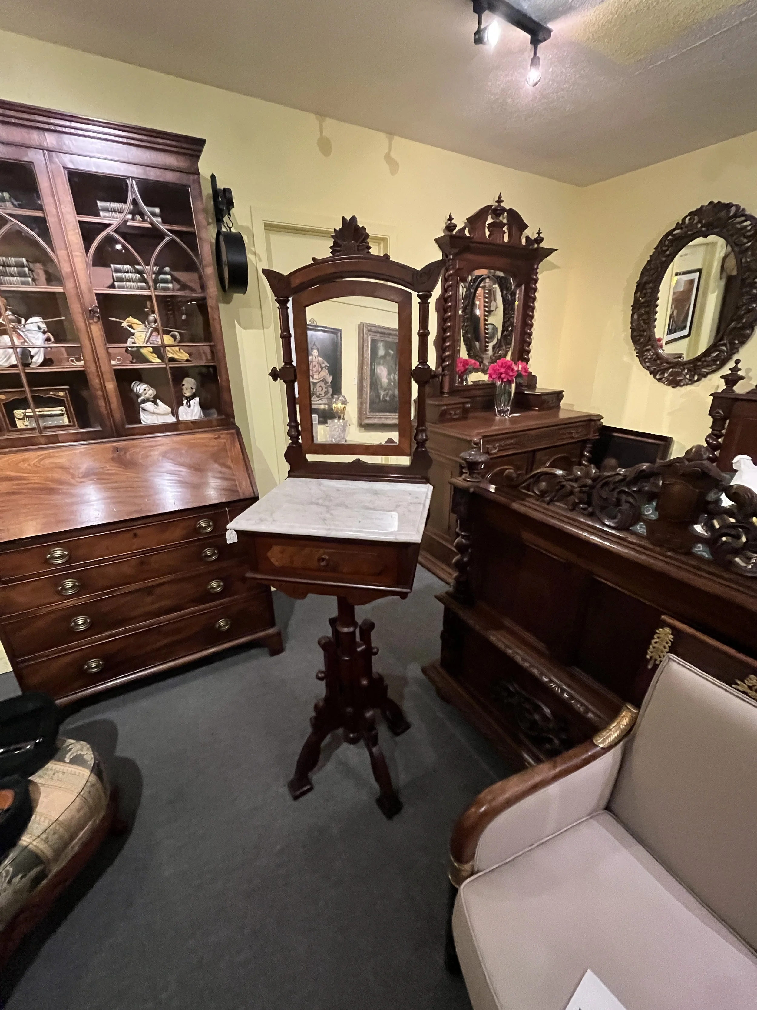 11KP7 - Victorian Gentleman's Valet