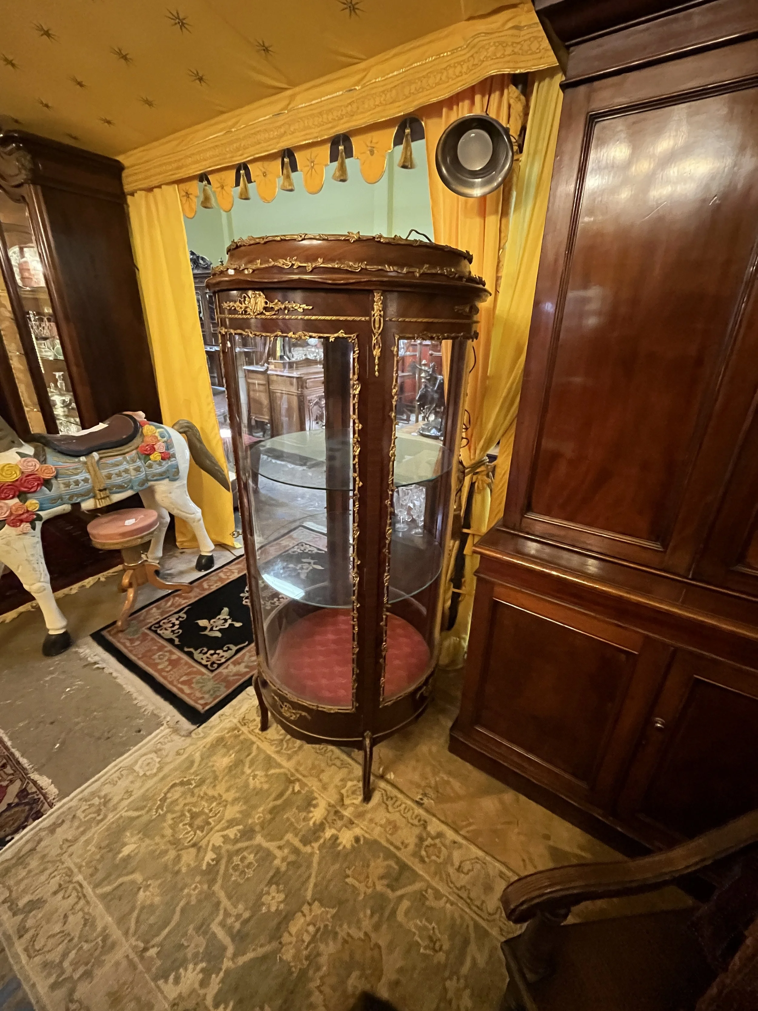 10CT13 - Round Mahogany Vitrine