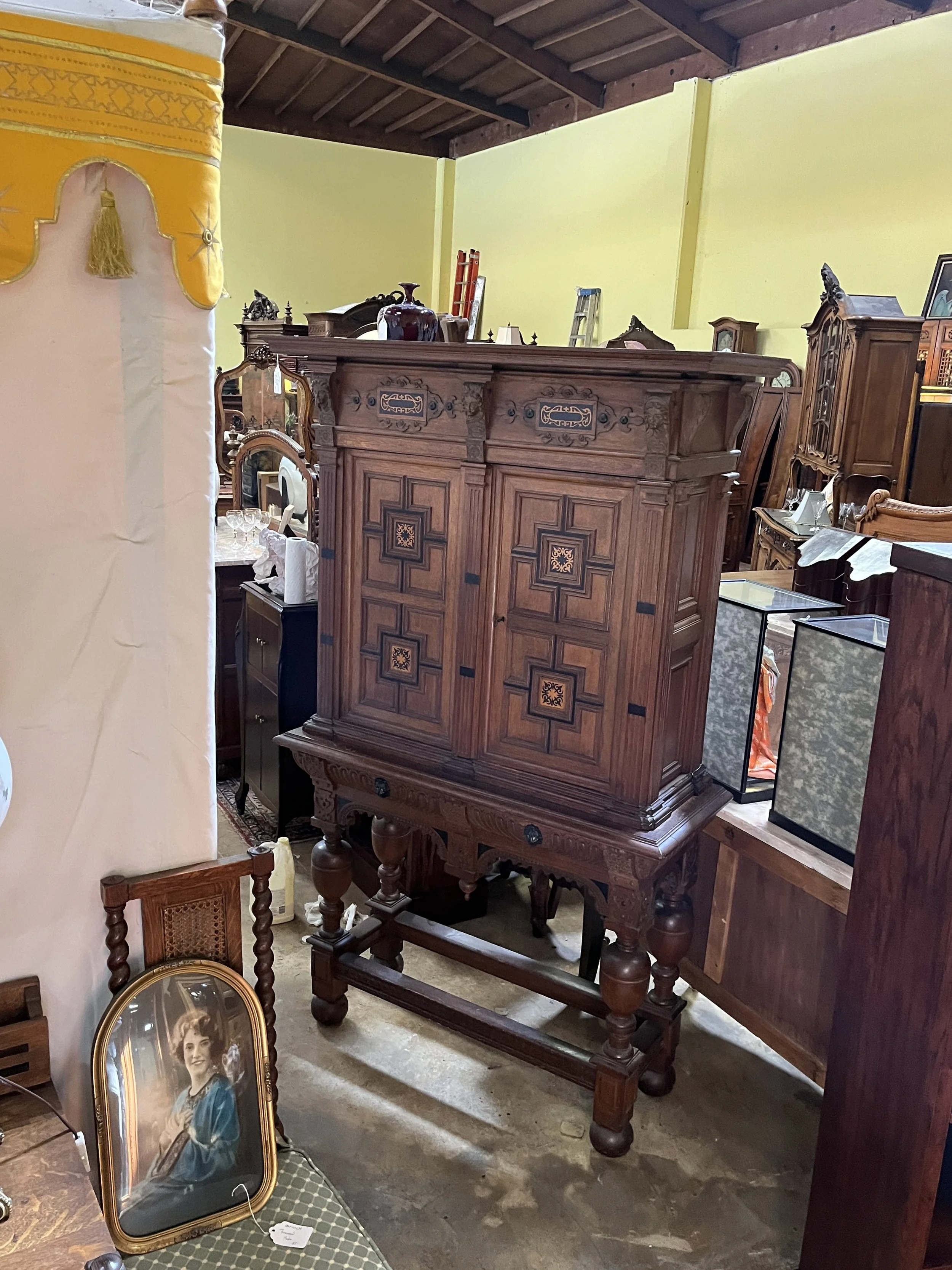 7RM25 - Oak Court Cupboard