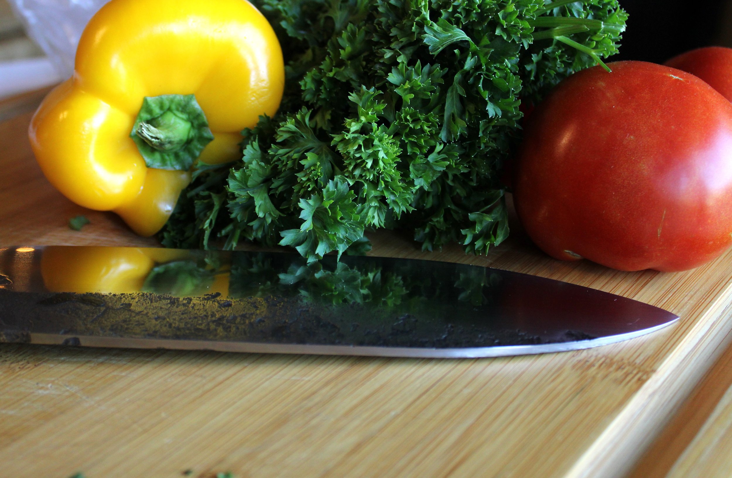 cooking-knife-blade-veggie-reflection
