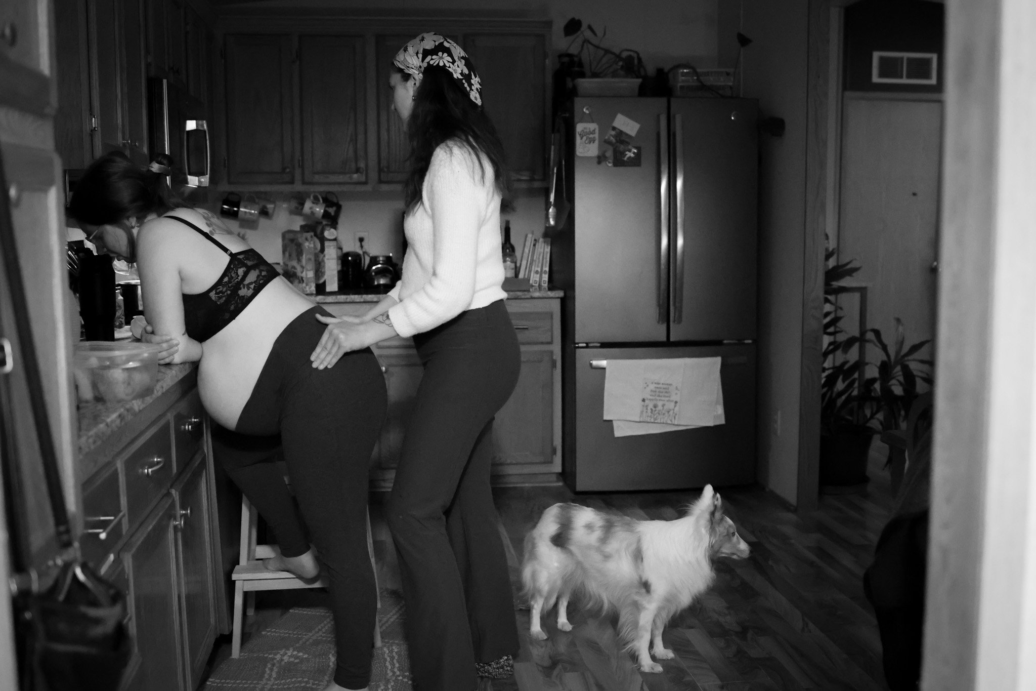 Four pots of boiling water on the stove, hip squeezes in the kitchen, doula dogs on standby, lavender and clary sage filling the air... this scene holds such a special place in my heart, as does the incredible mama I had the honor of supporting. 🥹💖