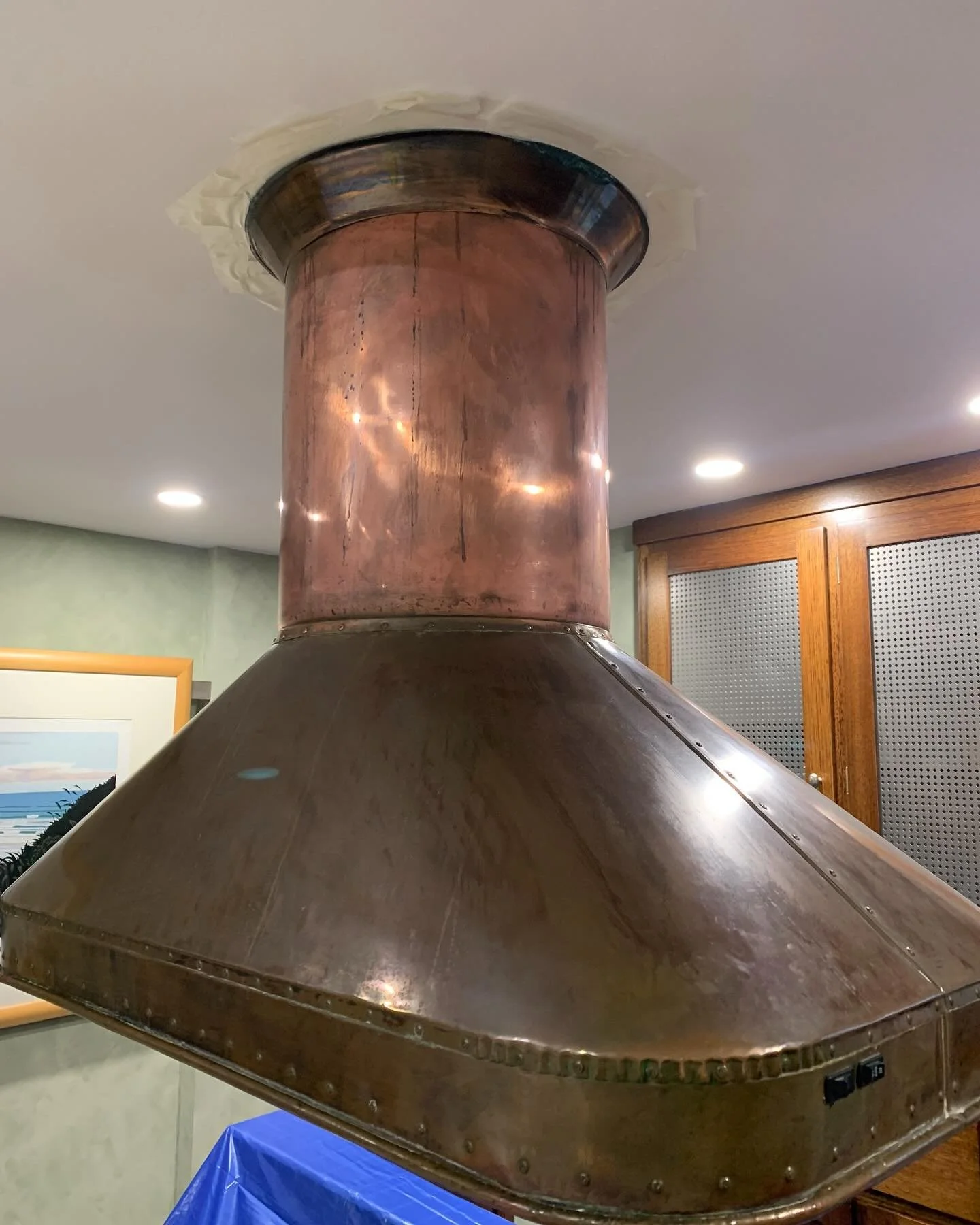 We had the pleasure of restoring the shine to this beautifully crafted copper range hood in one of Melbourne&rsquo;s first residential CBD apartments. 35 years of tarnish dissolved, then protected with a specialised coating. Shine on✨✨✨