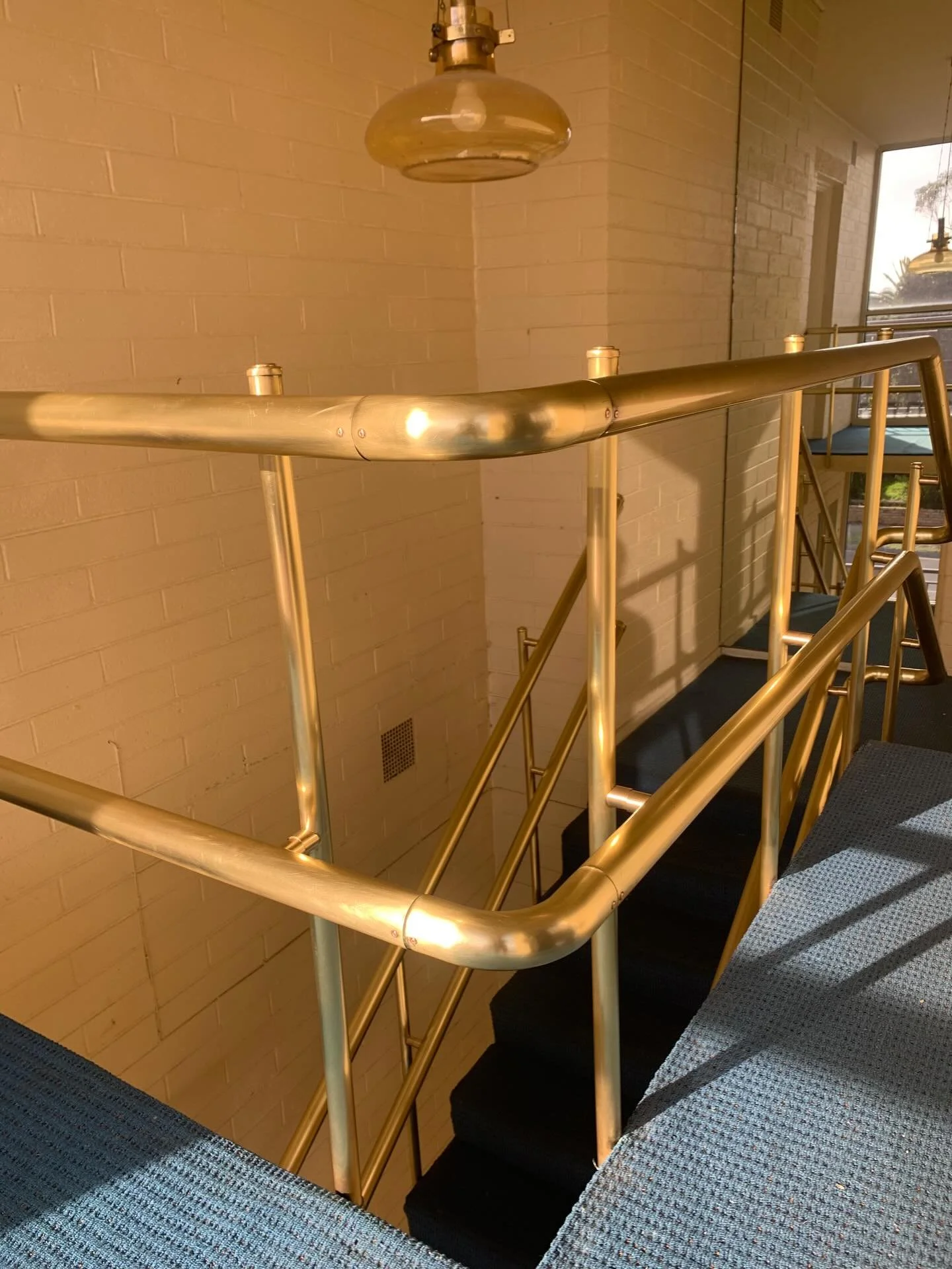Our seven part detarnishing, polishing and lacquering system transformed this humble tarnished brass staircase into a shining star✨✨✨✨