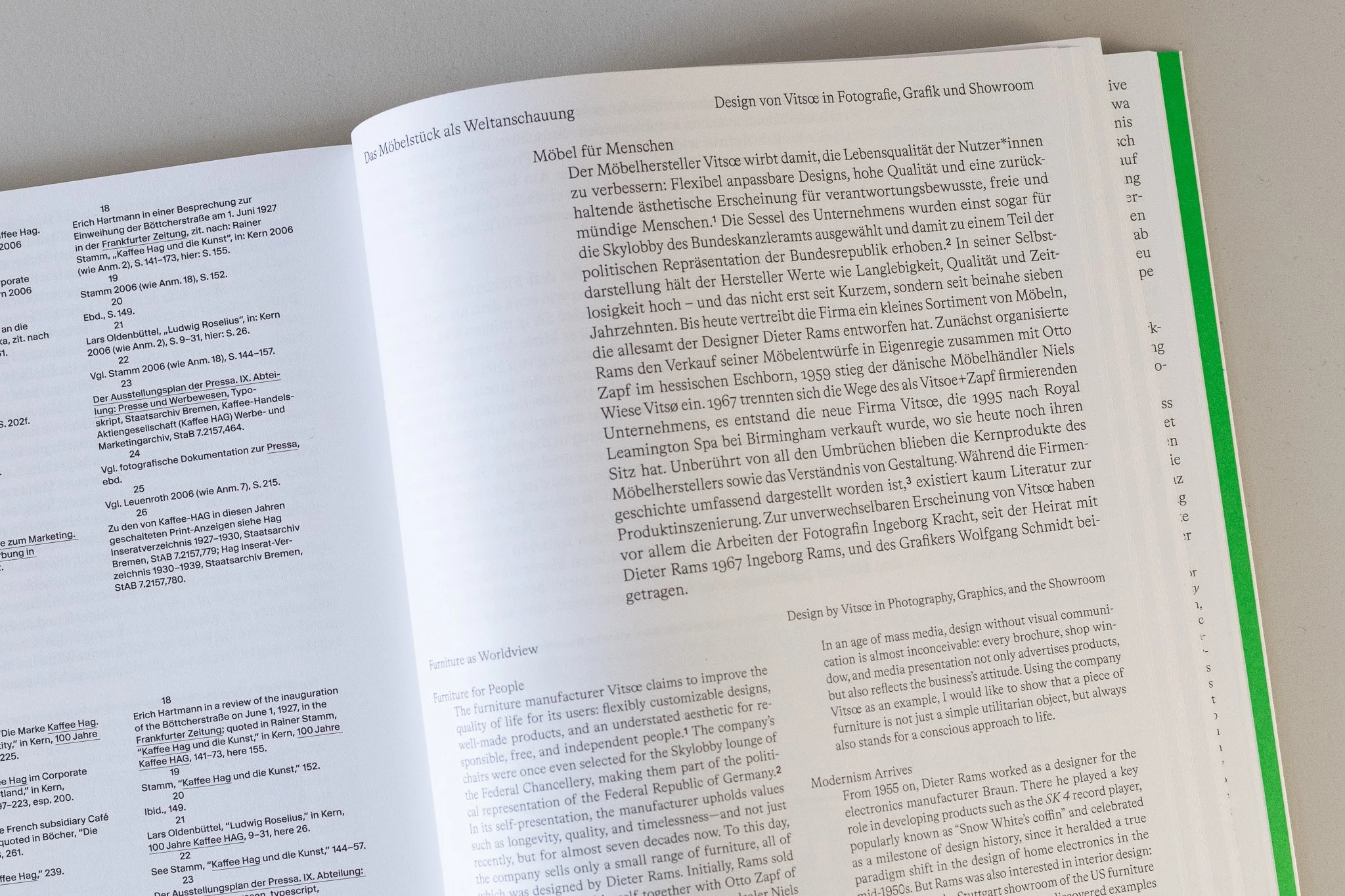 Der Ausstellungskatalog Hello image. Inszenierung der Dinge thematisiert in einem Aufsatz von Linus Rapp das Design von Vitsoe.