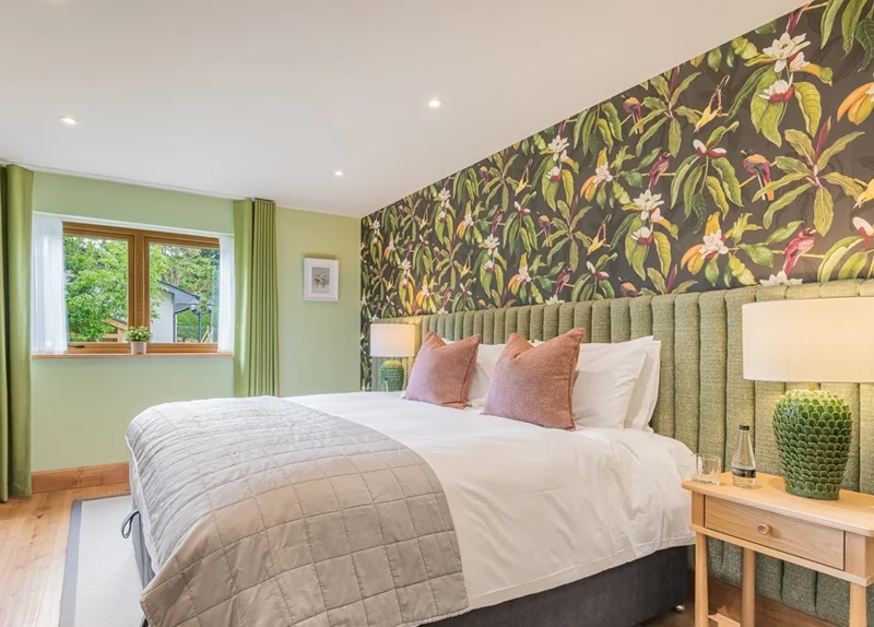 coleandson-green-bespokebedhead-wallpaper-pink