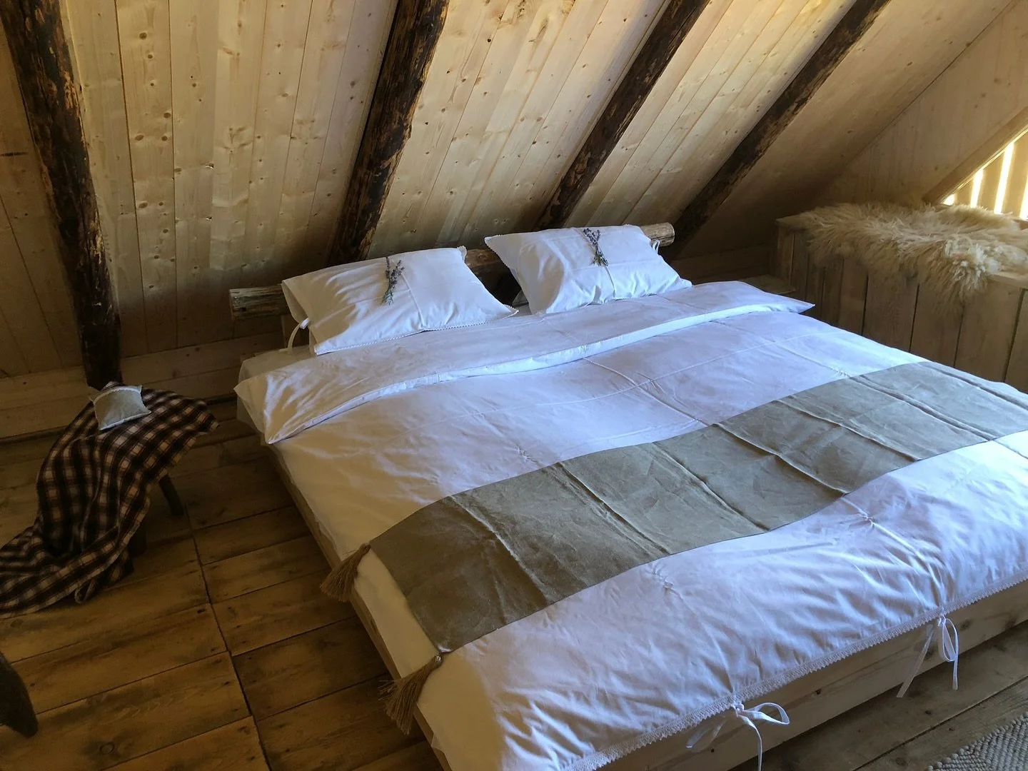 Am avut oportunitatea să ne punem și noi amprenta &icirc;n @taracolibelor 🩷
cu lenjerii de pat din bumbac și șaluri superbe. Totul natural, sa fim &icirc;n ton cu &icirc;mprejurimile din R&acirc;ul Sadului🌸