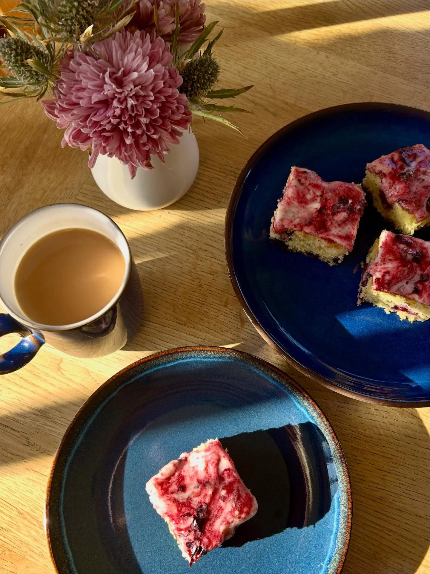 Beautiful November sun shining into the kitchen today casting lots of lovely light and shadows over this simple Dartmoor blueberry traybake - which makes a lovely teatime treat 🫐

Recipe: Mix 150g caster sugar with 3 eggs, then mix in 200g unsalted 