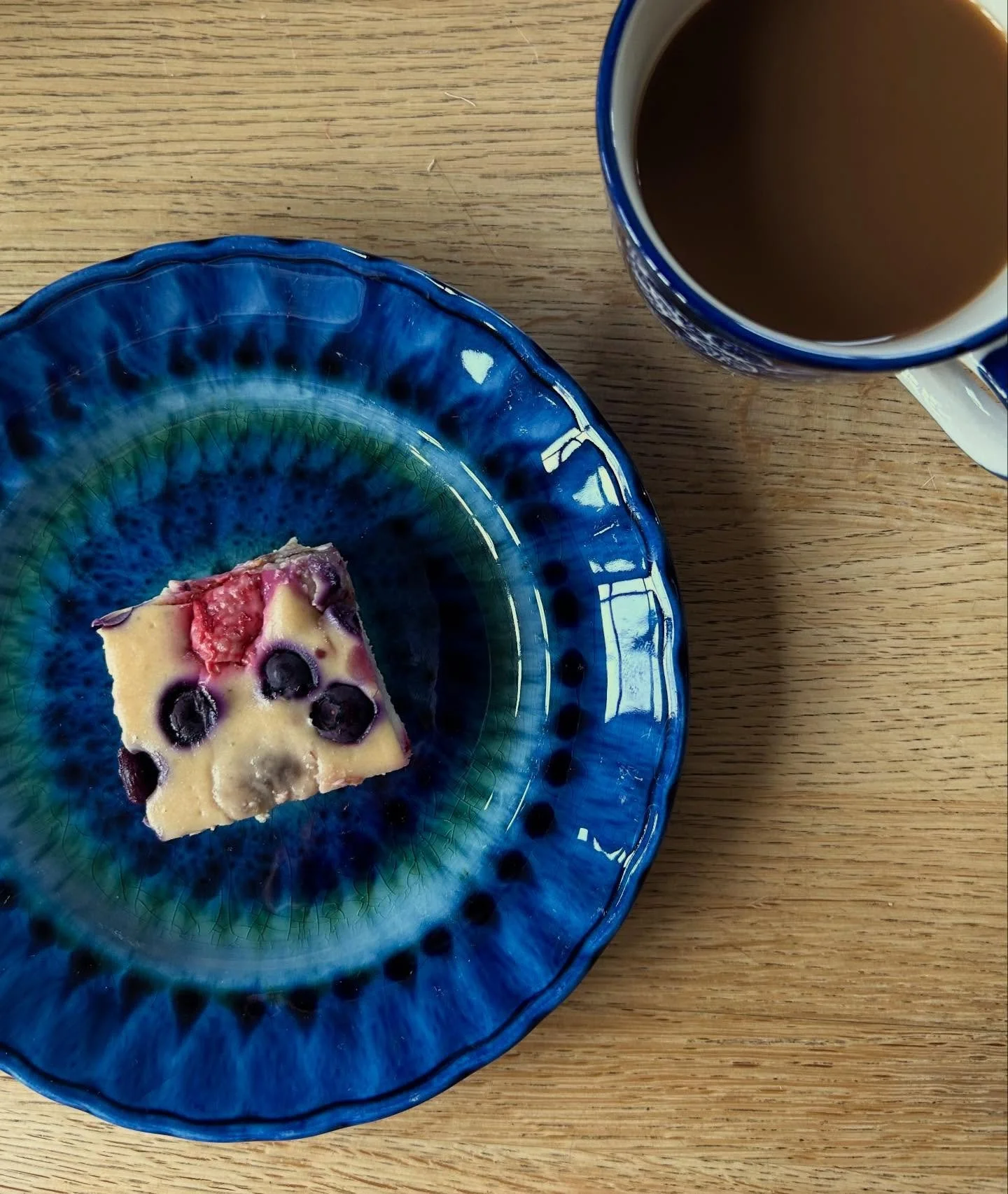 🫐 Blueberry Breakfast Yoghurt Bake 🫐

This is such an easy way to turn simple ingredients into something a bit more special! Whisk 500g Greek yoghurt with 4 eggs and a drizzle of honey or maple syrup, then stir in 3 tbsp flour. Fold in your Dartmoo