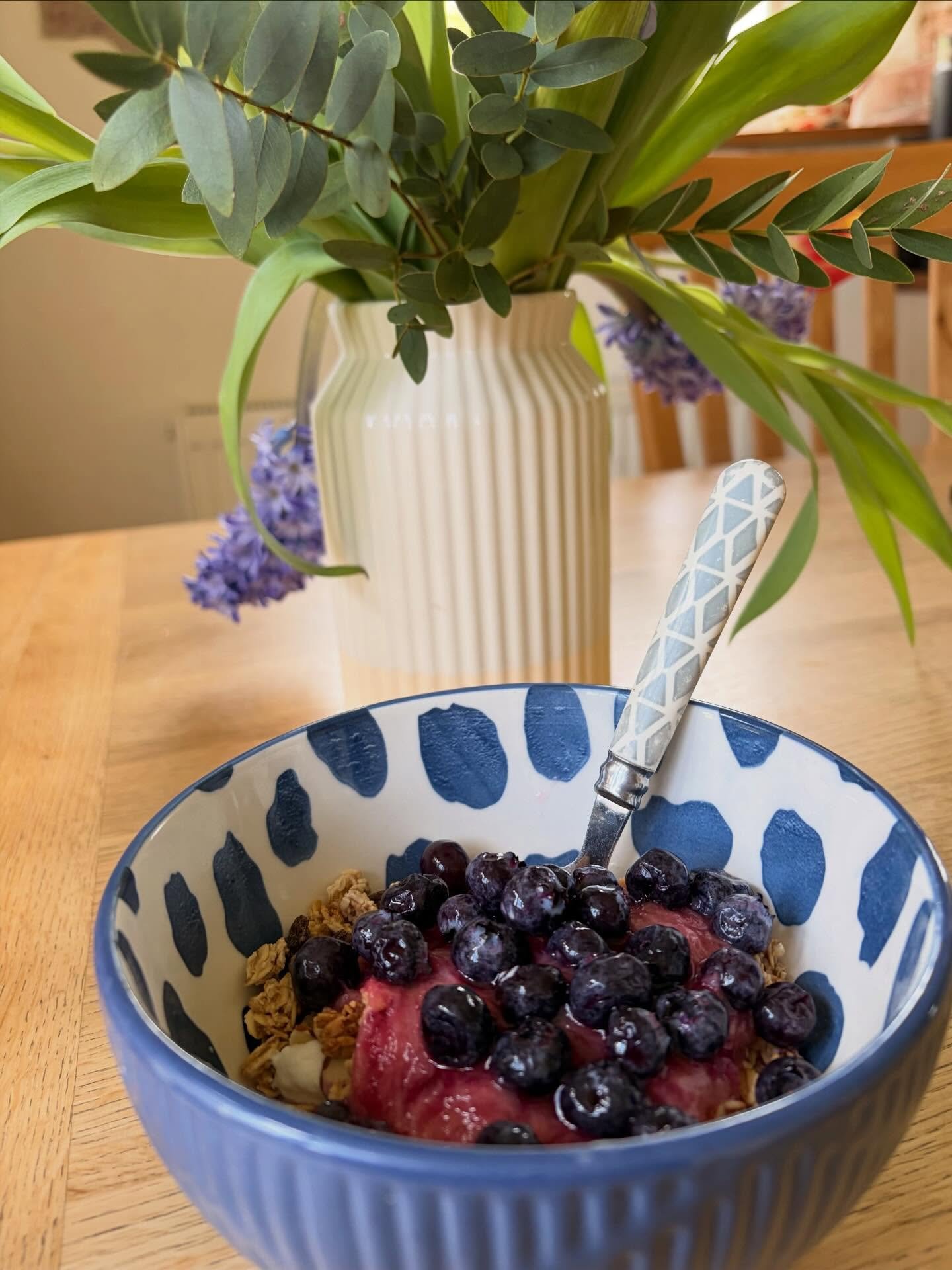 Blueberry and rhubarb is one of my favourite combos 💙 Sweet, juicy blueberries with tangy rhubarb&hellip; it feels more like dessert than breakfast!

Our frozen berries are nearly all gone now, but the next crop is coming along beautifully and we ca