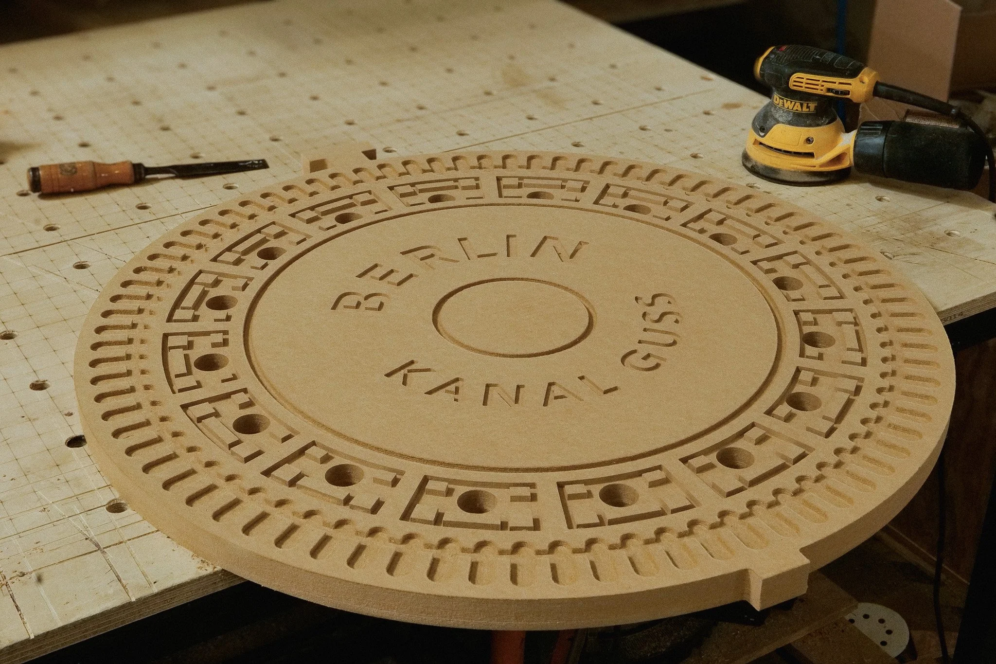 Découpe numérique pour le cinéma : des décors et accessoires sur mesure