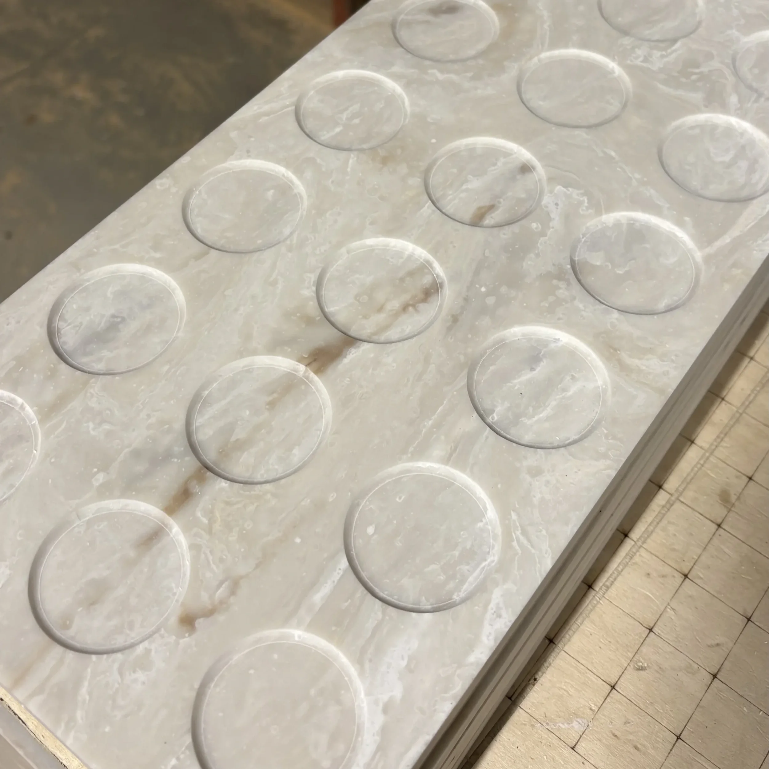 Usinage CNC Corian &amp; Solid Surface : Découpe Numérique sur Mesure