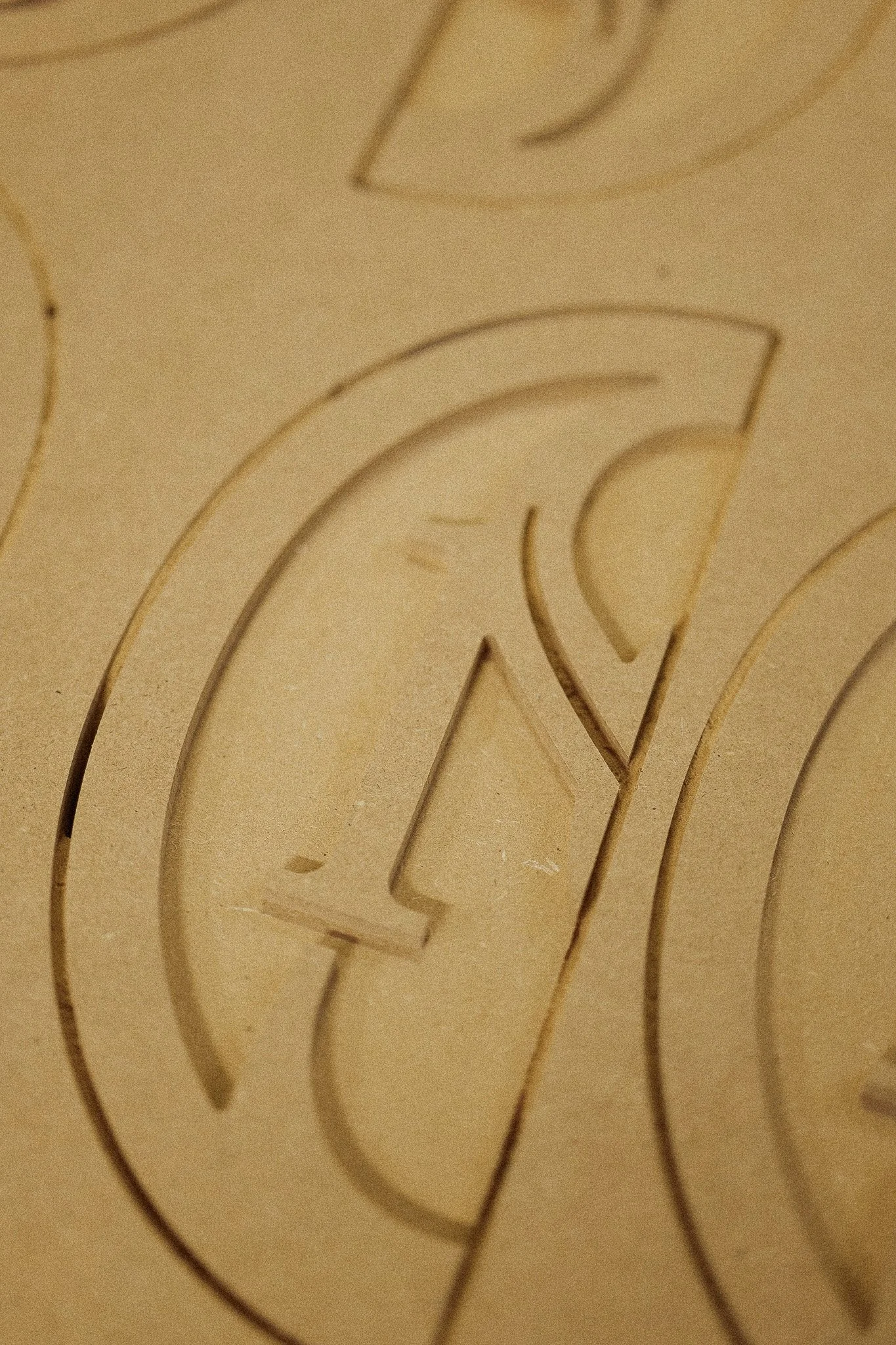 Réalisation d'un logo avec initiale pour moulure en MDF.