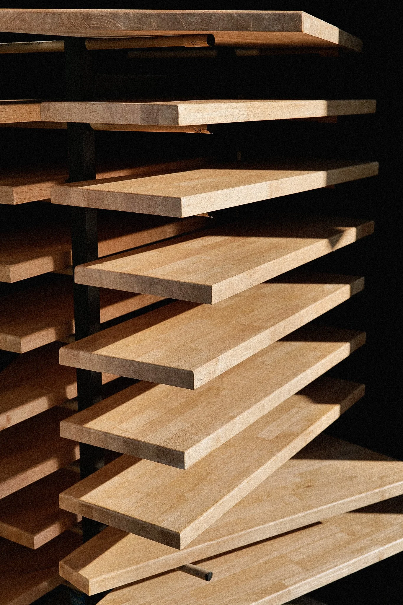 Marches d'escalier en hévéa découpées avec précision sur machine cnc