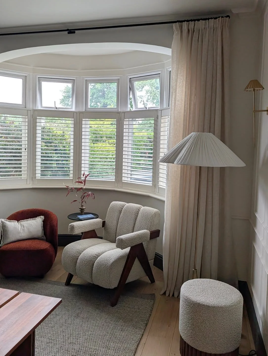 When finishing touches are starting to come together. The final price to the puzzle ➡️ a beautiful green @swooneditions sofa 💃🏻.

#edwardianhome #pannellinginspo #schoolhousewhite #FarrowAndBall #TwickenhamHomes
