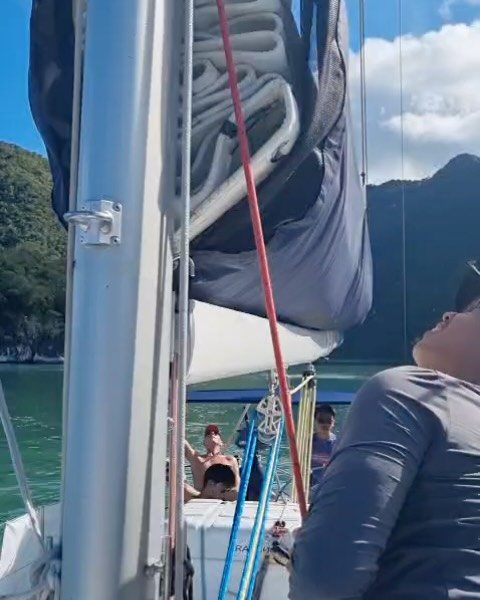 Sweating up the main sail,it&rsquo;s all about technique and not just strength 💪learn to sail smarter. Join us for your next RYA sailing course and learn tips and techniques from our expert instructors. Check out our website for for our upcoming sea