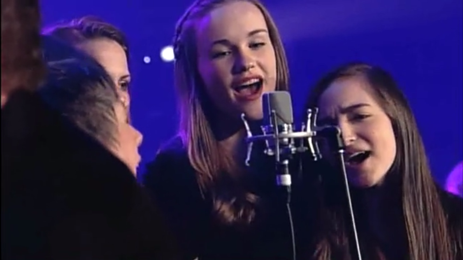 Clara & others singing into mic at ECMA 2013.png