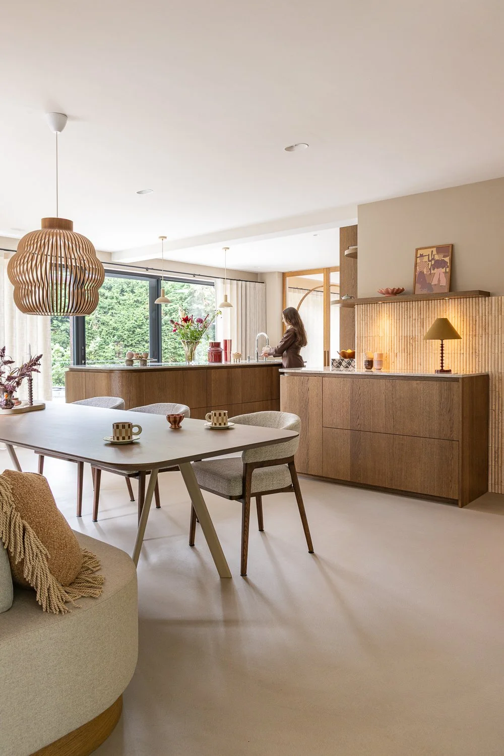 Interieurfotografie van een modern warm interieur met houten eettafel en maatwerkkeuken
