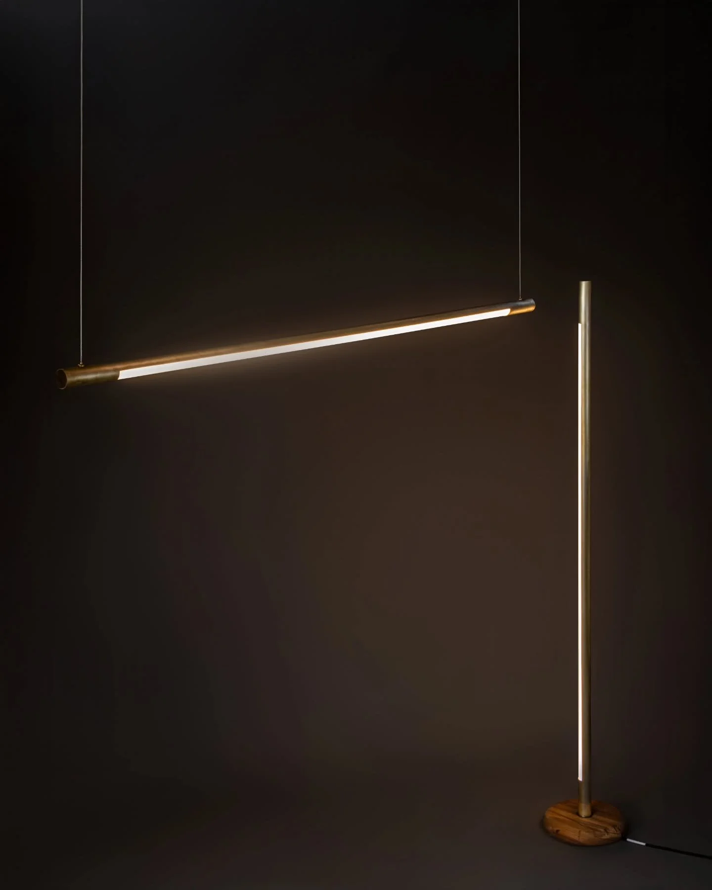 𝗧𝗵𝗮𝗱𝗶 𝗗𝗲𝗲𝗽𝗮 | 𝗖𝗲𝗶𝗹𝗶𝗻𝗴 & 𝗙𝗹𝗼𝗼𝗿 𝗟𝗮𝗺𝗽
While minimal in form but elemental in presence; this pendant lamp pairs brass ends with a soft linear glow, inviting stillness into any space.
Shot by @hansoga_photography 
#MinimalLi