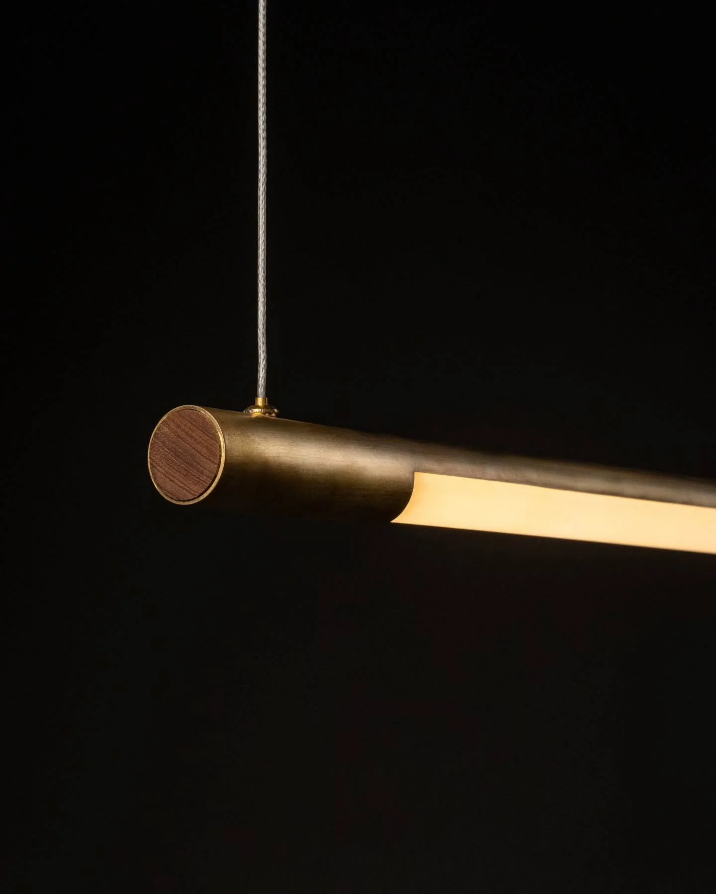 𝗧𝗵𝗮𝗱𝗶 𝗗𝗲𝗲𝗽𝗮 | 𝗖𝗲𝗶𝗹𝗶𝗻𝗴 𝗟𝗮𝗺𝗽
While minimal in form but elemental in presence; this pendant lamp pairs brass ends with a soft linear glow, inviting stillness into any space.
Shot by @hansoga_photography 
#MinimalLighting #BrassDeta