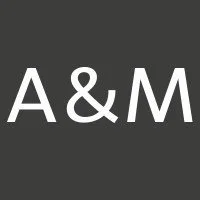 Hvid tekst "A&M" på mørk baggrund.