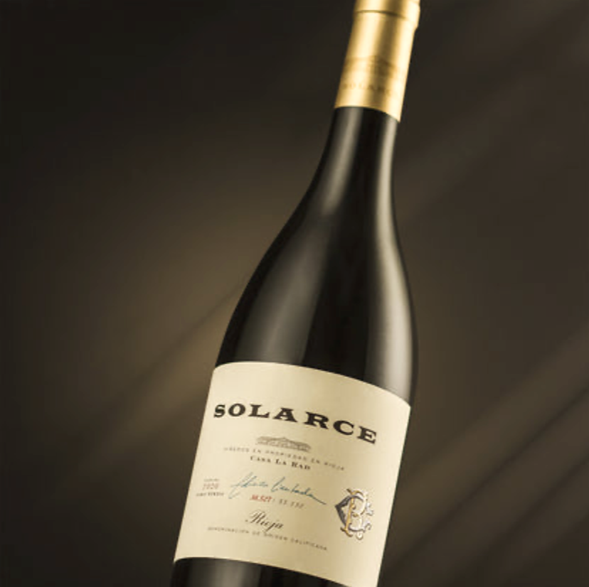 Close-up of a bottle of tinto Solarce tinto from estate Casa La Rad estate