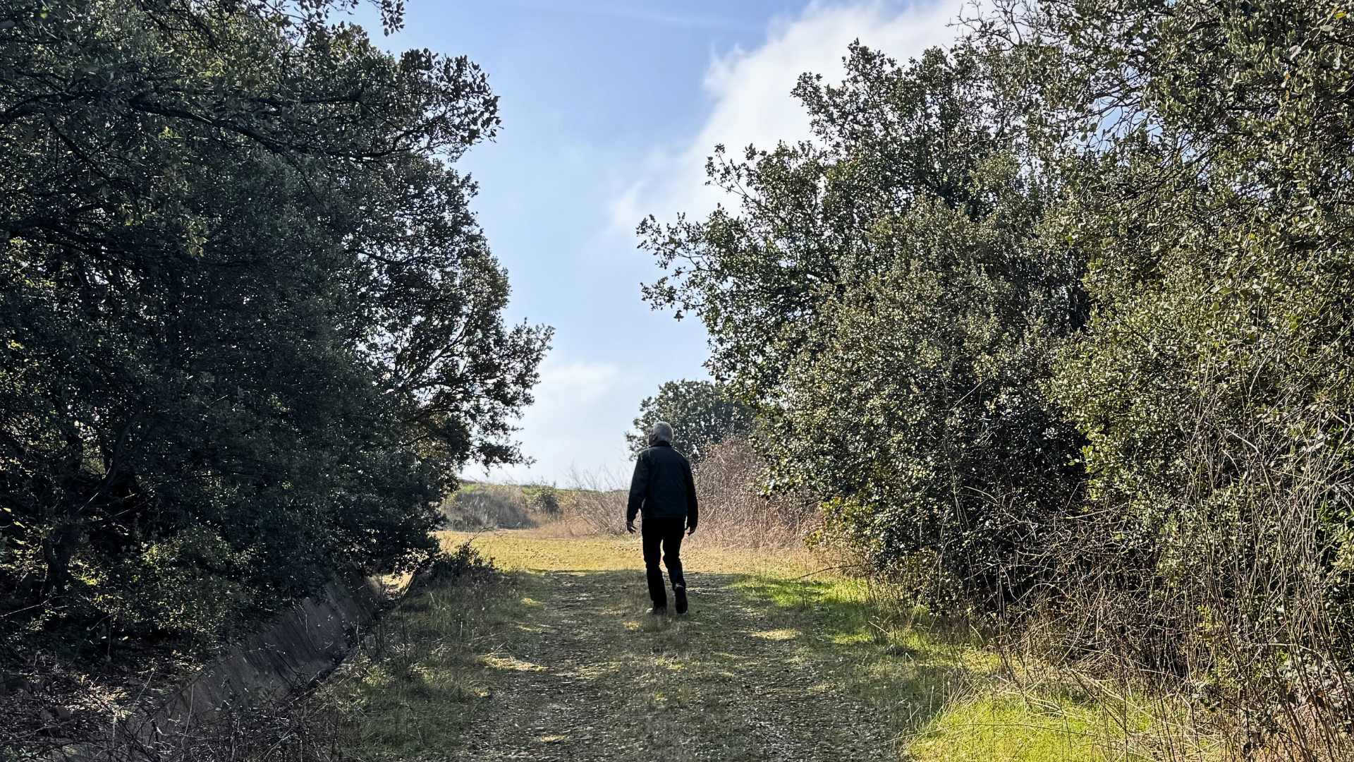Paseo matutino por el paraje natural de Casa La Rad, en el Valle de Ocón.