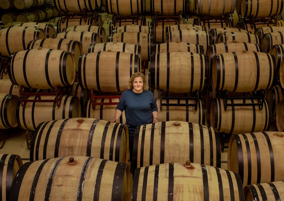 Equipo de bodega entre barricas en Casa La Rad
