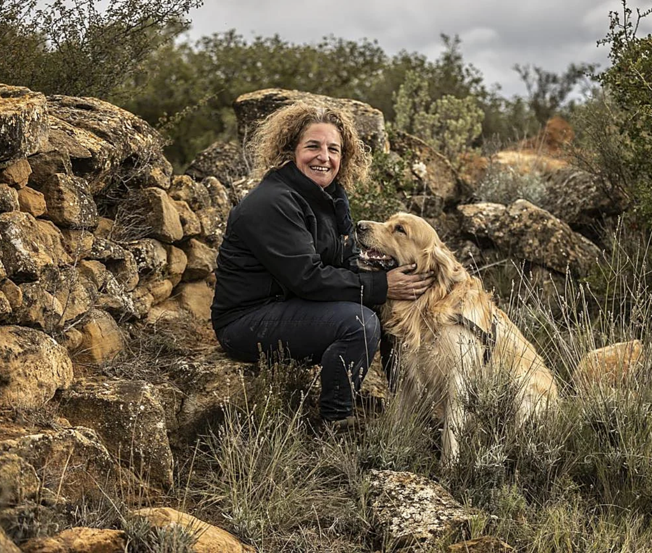 Bárbara Palacios en el paisaje natural del viñedo en Casa La Rad, reflejando su vínculo con el lugar y el terroir