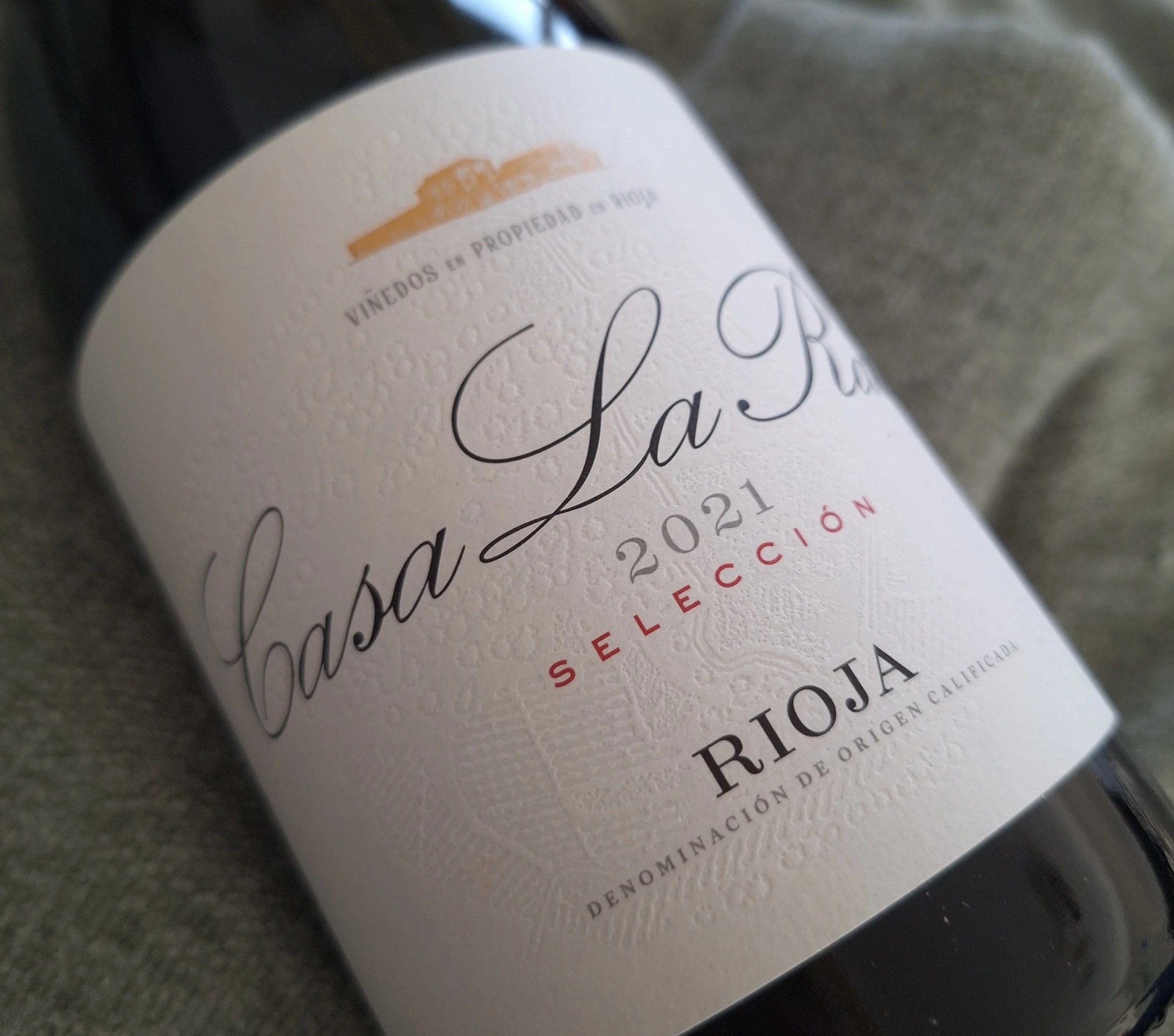 Primer plano de la etiqueta de Casa La Rad Selección Rioja, expresión de identidad de finca y estilo refinado