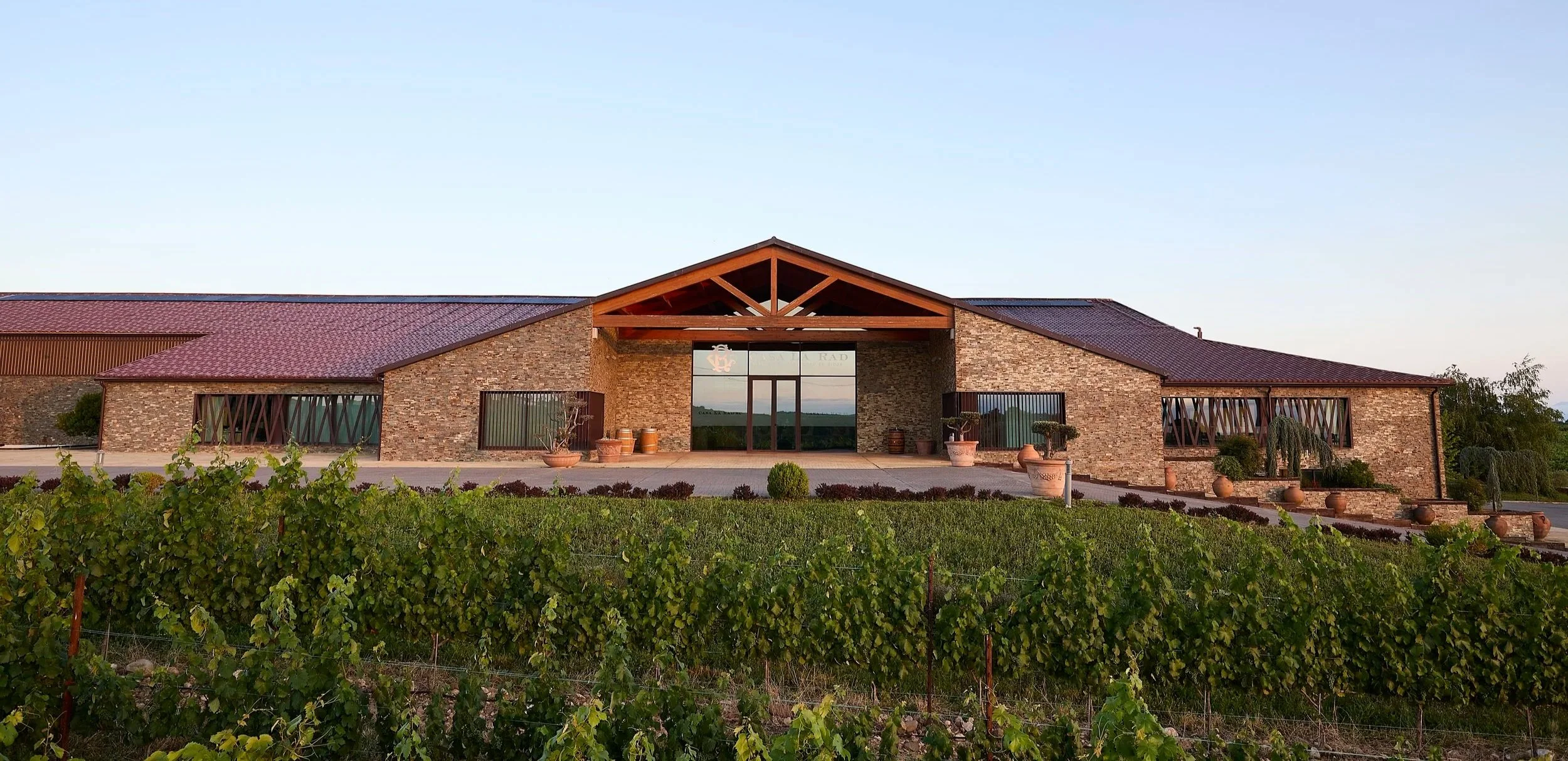 La fachada de la bodega Casa La Rad, en el Valle de Ocón, en la Rioja Oriental.