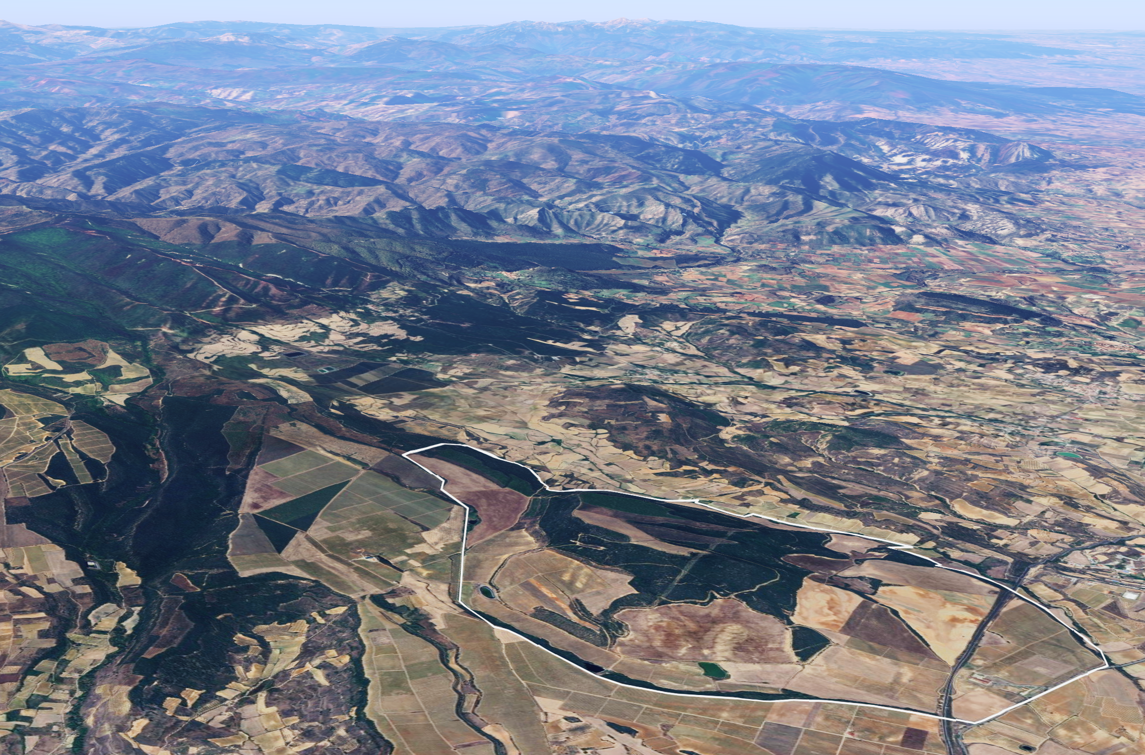 Imagen aérea del Valle de Ocón en Rioja Oriental con la finca Casa La Rad, donde se aprecian viñedos, parcelas agrícolas y relieve natural