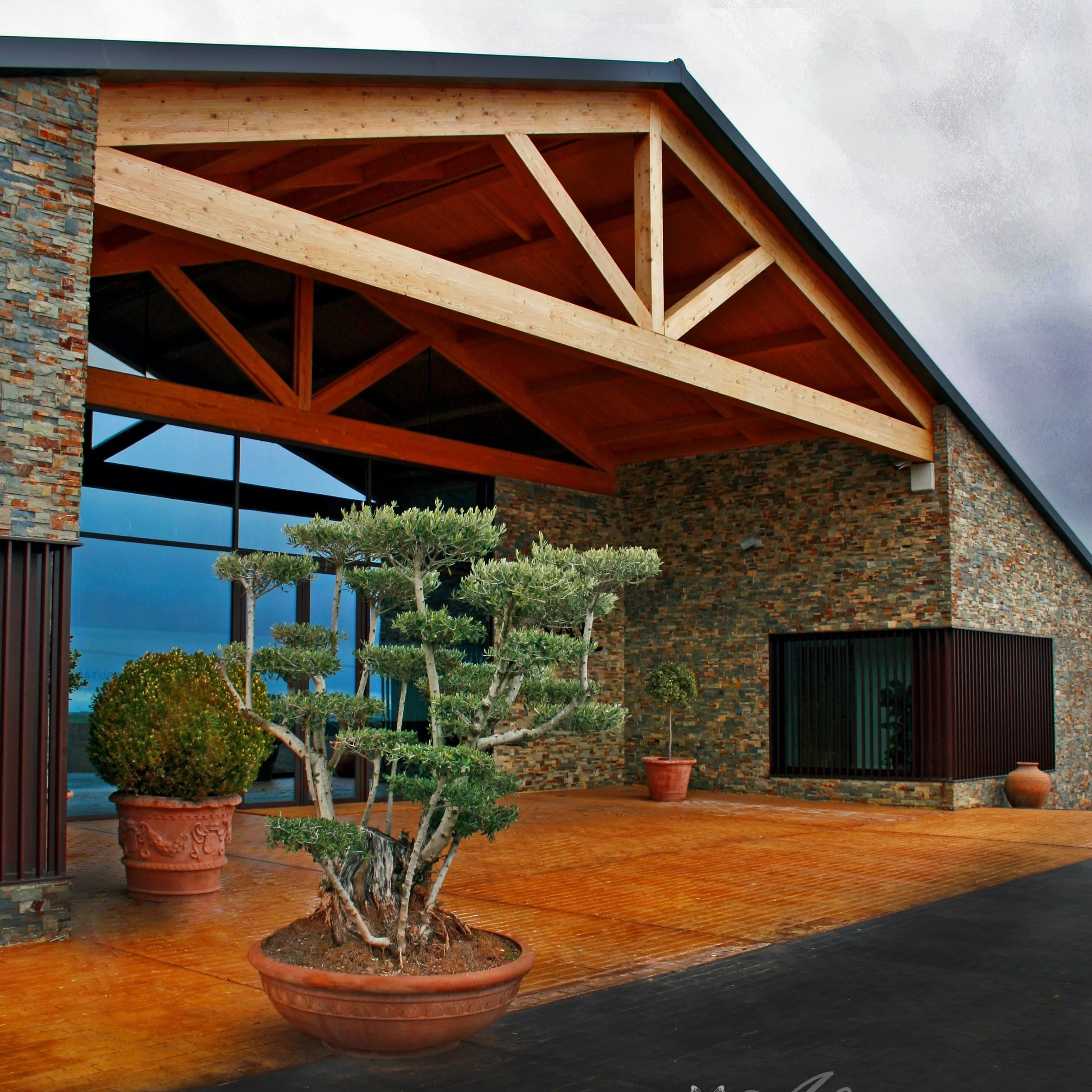 Entrada de la bodega Casa La Rad en Rioja Oriental