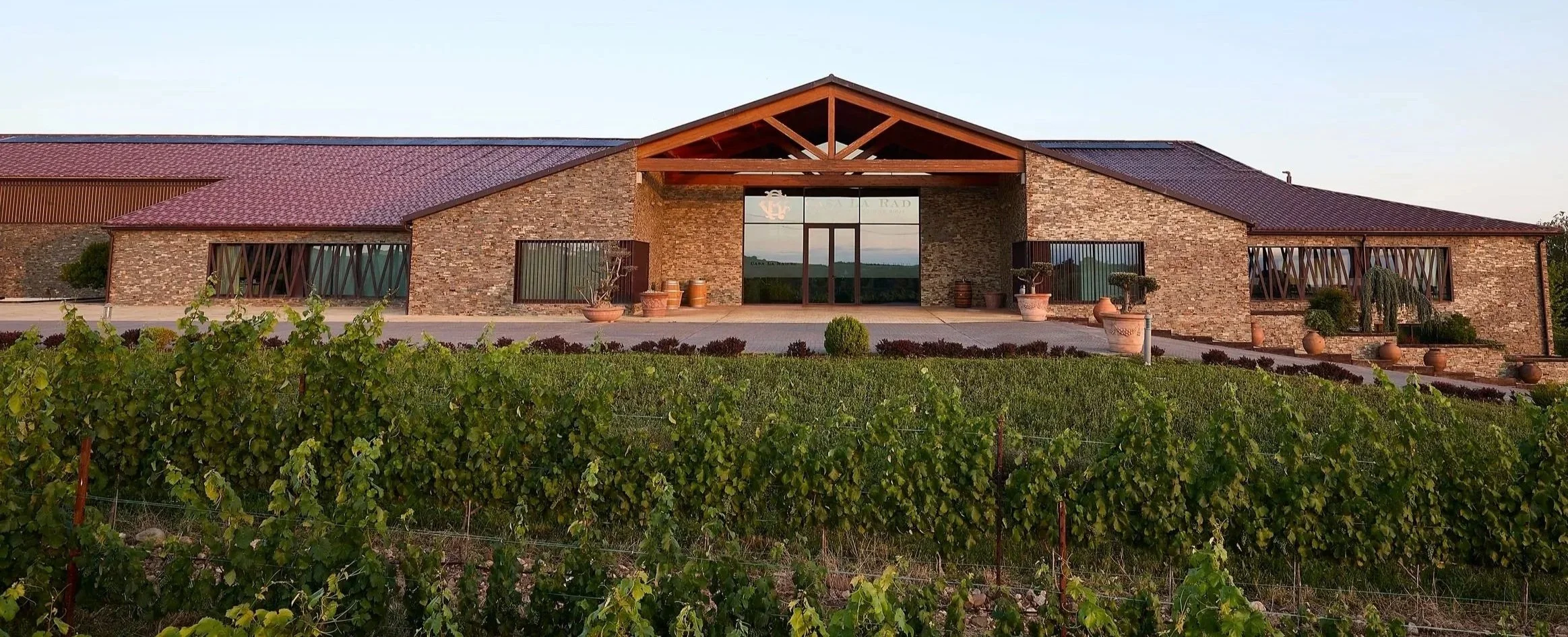 Bodega Casa La Rad rodeada de viñedos en Rioja