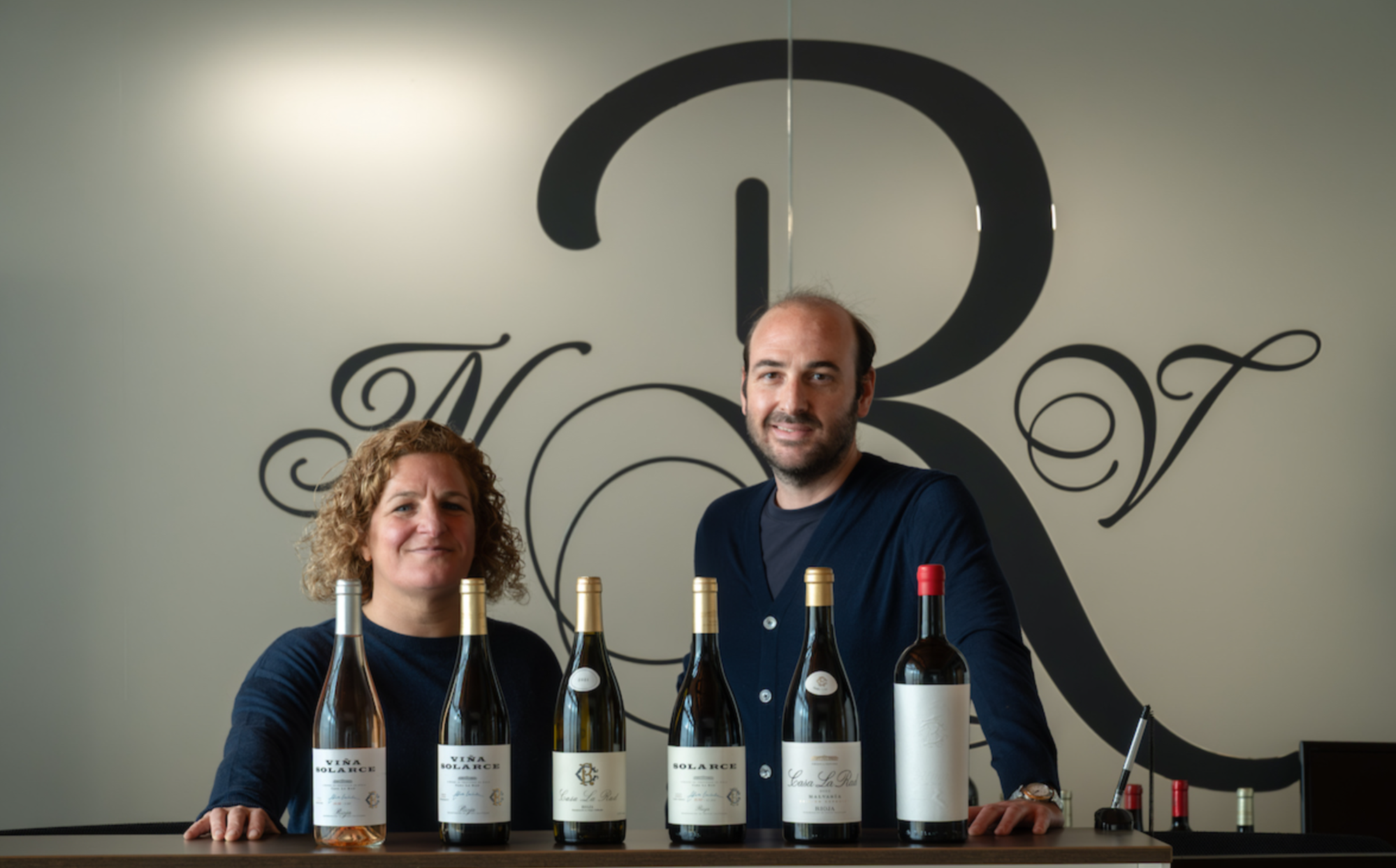 La enóloga de Casa La Rad, Bárbara Palacios, junto al director general de la bodega, Laurent Grumel, en la sala de catas