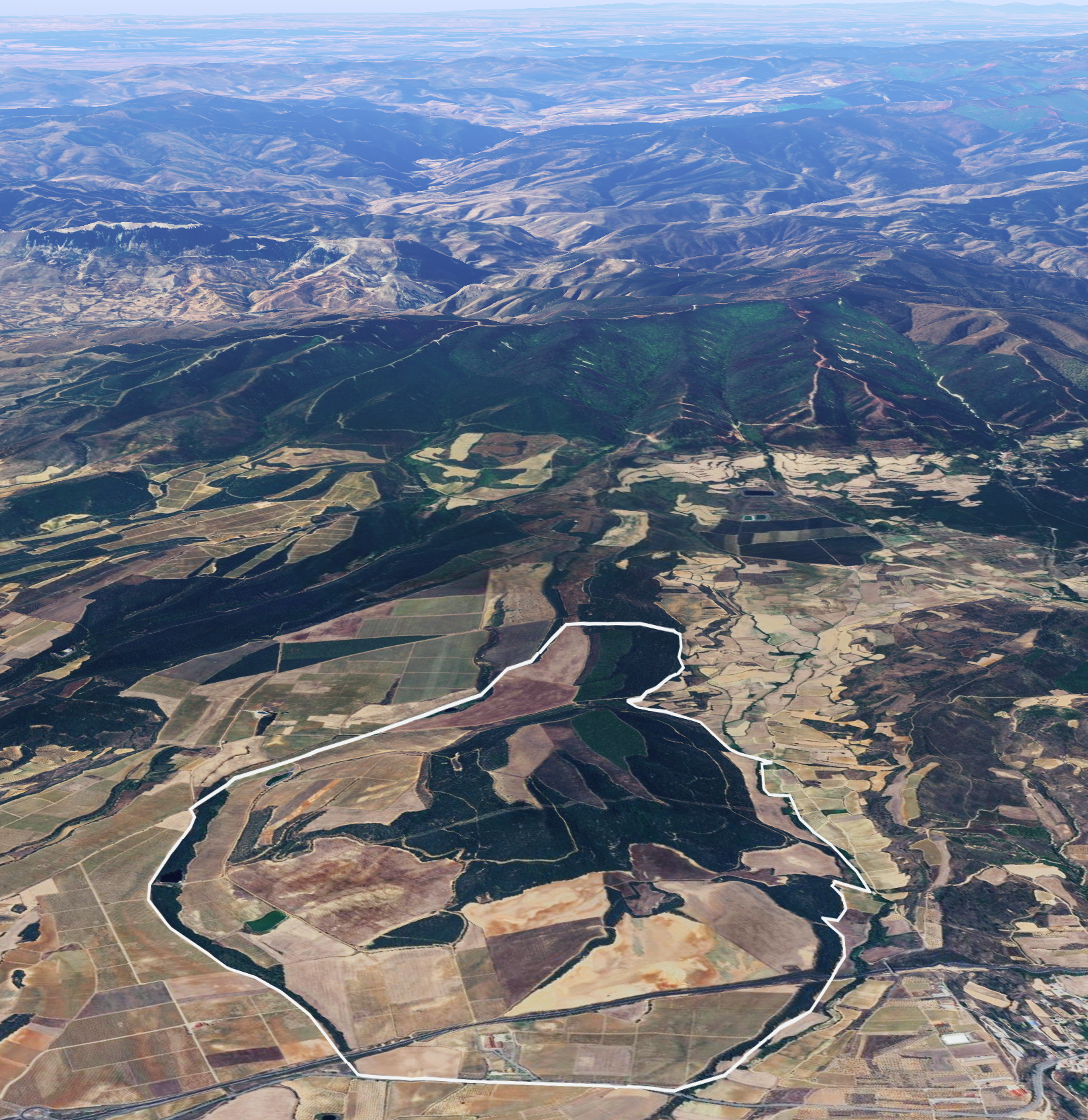 Vista aérea de la finca Casa La Rad en Rioja Oriental, mostrando viñedos, bosque y relieve del Valle de Ocón